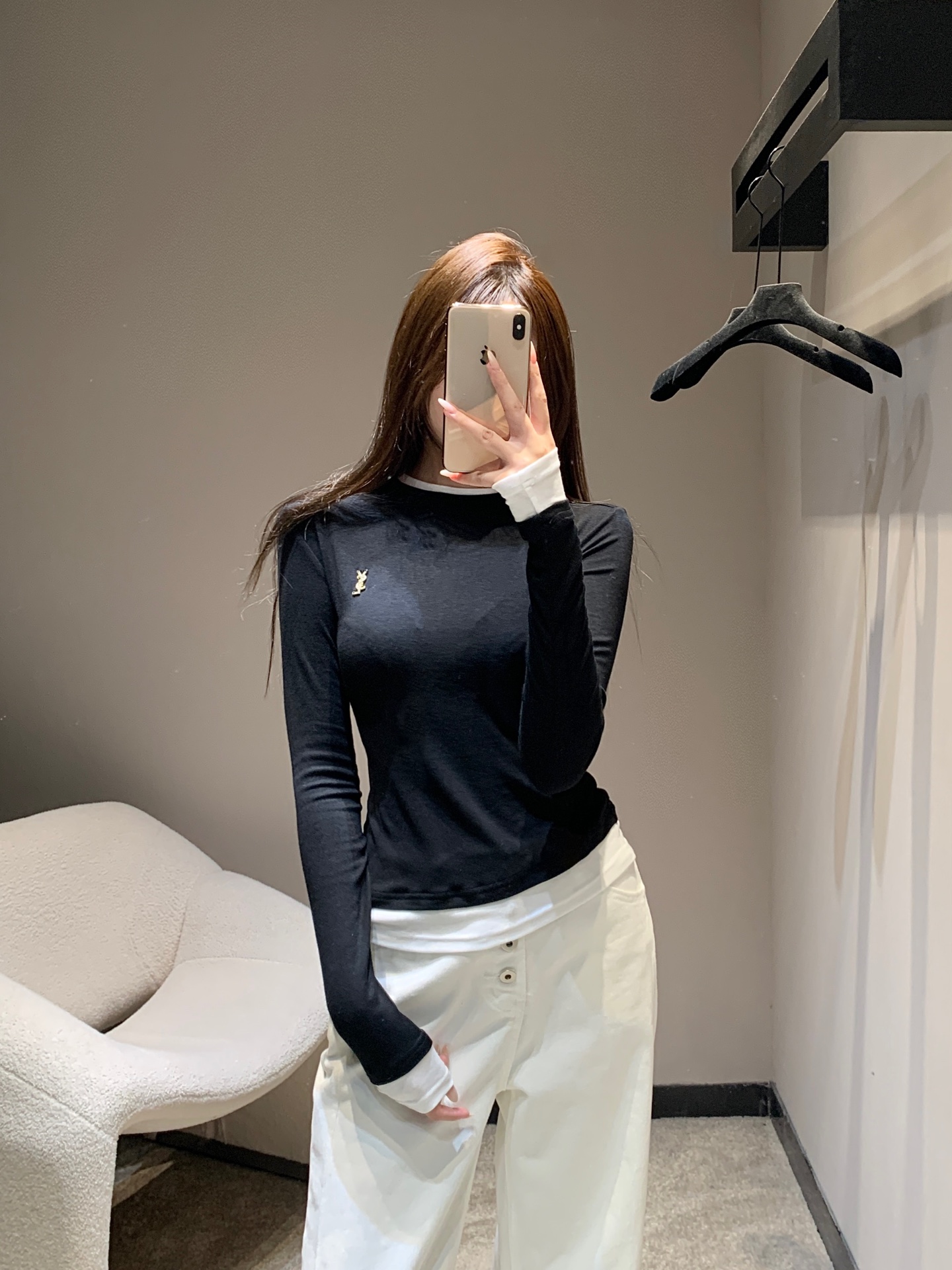 NO:535920,Saint laur*nt 25Fw autumn and winter new style contrasting color fake two-piece long-sleeved base T-shirt丨Exclusive high-end production!  Select skin-friendly and soft high-stitch fabric, close to the body, not tight, comfortable and textured; the contrasting color fake two-piece design hides clever ideas, the inner white edge naturally extends from the neckline, cuffs to the hem, breaking the monotony while injecting a casual and unrestrained French style into the layered shape. The iconic metal logo is low-key on the chest, hiding the brand's luxury genes between the wrinkles of details. S/M/L is available in stock, saint laurent,tees, t-shirt, alexander wang19860909Saint laur*nt 25Fw秋冬新款 撞色假两件长袖打底T恤衫丨独家高版出品！甄选亲肤柔糯的高支面料,贴身不紧绷,舒适与质感双在线；撞色假两件设计暗藏巧思,内层白边从领口、袖口到下摆自然延伸,打破单调的同时,为叠穿造型注入随性不羁的法式格调.标志性金属徽标于胸前低调点睛,将品牌的奢华基因藏于细节褶皱之间.现货发售S/M/L,,saint laurent,tees，t-shirt,alexander wang,Women's clothing