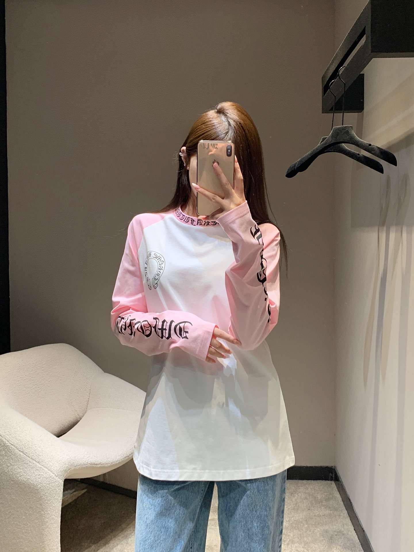 NO:535903,Chorme heart* 25Fw early autumn new style Sanskrit printed contrasting color round neck long-sleeved T-shirt丨Exclusive high-end production!  Use comfortable and skin-friendly cotton fabrics, black and white, pink and white contrast combinations to attract attention. The round neck style is classic and versatile, and the long-sleeved design is suitable for the cool climate of early autumn. The Sanskrit horseshoe print on the chest and behind is the identity of Croxin. The Sanskrit webbing/print details on the sleeves and arms and necklines implement the brand's Gothic style to the end. The contrasting sleeves add a casual street tone. S/M/L is available in stock, chrome hearts, tees, t-shirt, alexander wang19860909Chorme heart* 25Fw早秋新款 梵文印花撞色圆领长袖T恤丨独家高版出品！采用舒适亲肤的棉质面料,黑白、粉白等撞色组合大胆吸睛,圆领版型经典百搭,长袖设计适配早秋微凉气候.胸前与背后的梵文马蹄印花是克罗心的身份标识,袖臂与领口的梵文织带/印花细节,将品牌的哥特式潮酷风格贯彻到底,撞色拼接的袖型更添街头随性腔调.现货发售S/M/L,,chrome hearts,tees，t-shirt,alexander wang,Women's clothing