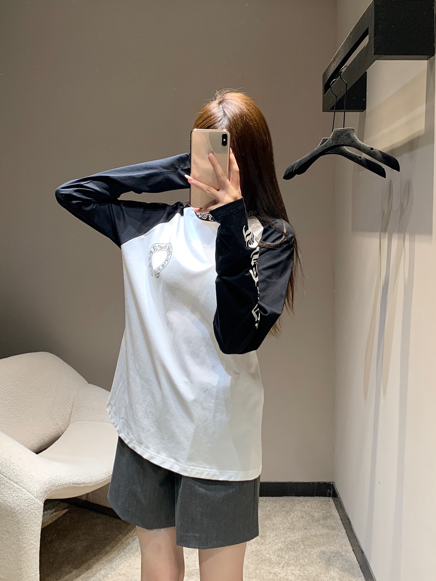 NO:535909,Chorme heart* 25Fw early autumn new style Sanskrit printed contrasting color round neck long-sleeved T-shirt丨Exclusive high-end production!  Use comfortable and skin-friendly cotton fabrics, black and white, pink and white contrast combinations to attract attention. The round neck style is classic and versatile, and the long-sleeved design is suitable for the cool climate of early autumn. The Sanskrit horseshoe print on the chest and behind is the identity of Croxin. The Sanskrit webbing/print details on the sleeves and arms and necklines implement the brand's Gothic style to the end. The contrasting sleeves add a casual street tone. S/M/L is available in stock, chrome hearts, tees, t-shirt, alexander wang19860909Chorme heart* 25Fw早秋新款 梵文印花撞色圆领长袖T恤丨独家高版出品！采用舒适亲肤的棉质面料,黑白、粉白等撞色组合大胆吸睛,圆领版型经典百搭,长袖设计适配早秋微凉气候.胸前与背后的梵文马蹄印花是克罗心的身份标识,袖臂与领口的梵文织带/印花细节,将品牌的哥特式潮酷风格贯彻到底,撞色拼接的袖型更添街头随性腔调.现货发售S/M/L,,chrome hearts,tees，t-shirt,alexander wang,Women's clothing