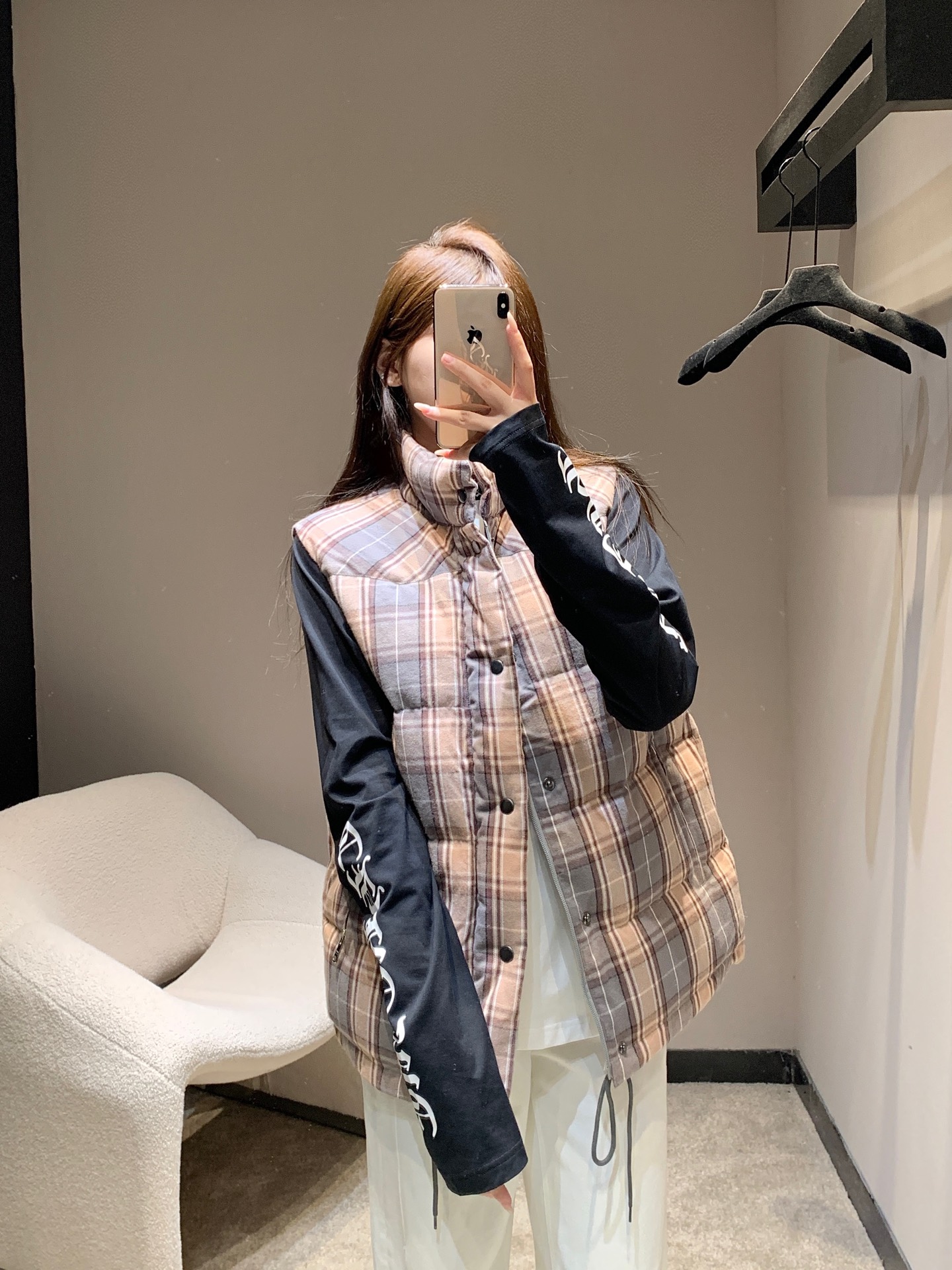 NO:535897,Prad* 25FW autumn and winter new style plaid stand-collar down vest丨Exclusive yb development!  High-end production!  Use plaid fabric splicing down filling technology, warm plaid comes with retro filters, which cleverly blends British style with Italian minimalism; the fluffy texture of down injects warm tension into the shape, breaking the monotony of traditional vests, the stand-up collar design is neat and windproof, and the details of buttons and drawstrings have a sense of functionality and design, which is the accurate interpretation of P's practical aesthetics. S/M/L is available in stock, prada, down jacket, alexander wang19860909Prad* 25FW秋冬新款 格纹立领羽绒马甲丨独家yb开发！高版出品！选用格纹面料拼接羽绒填充工艺,暖调格纹自带复古滤镜,将英伦风情与意式极简巧妙融合；羽绒的蓬松质感为造型注入温暖张力,打破传统马甲的单调感,立领设计利落防风,纽扣与抽绳细节兼具功能性与设计感,是P家对实用美学的精准诠释.现货发售S/M/L,,prada,down jacket,alexander wang,Women's clothing