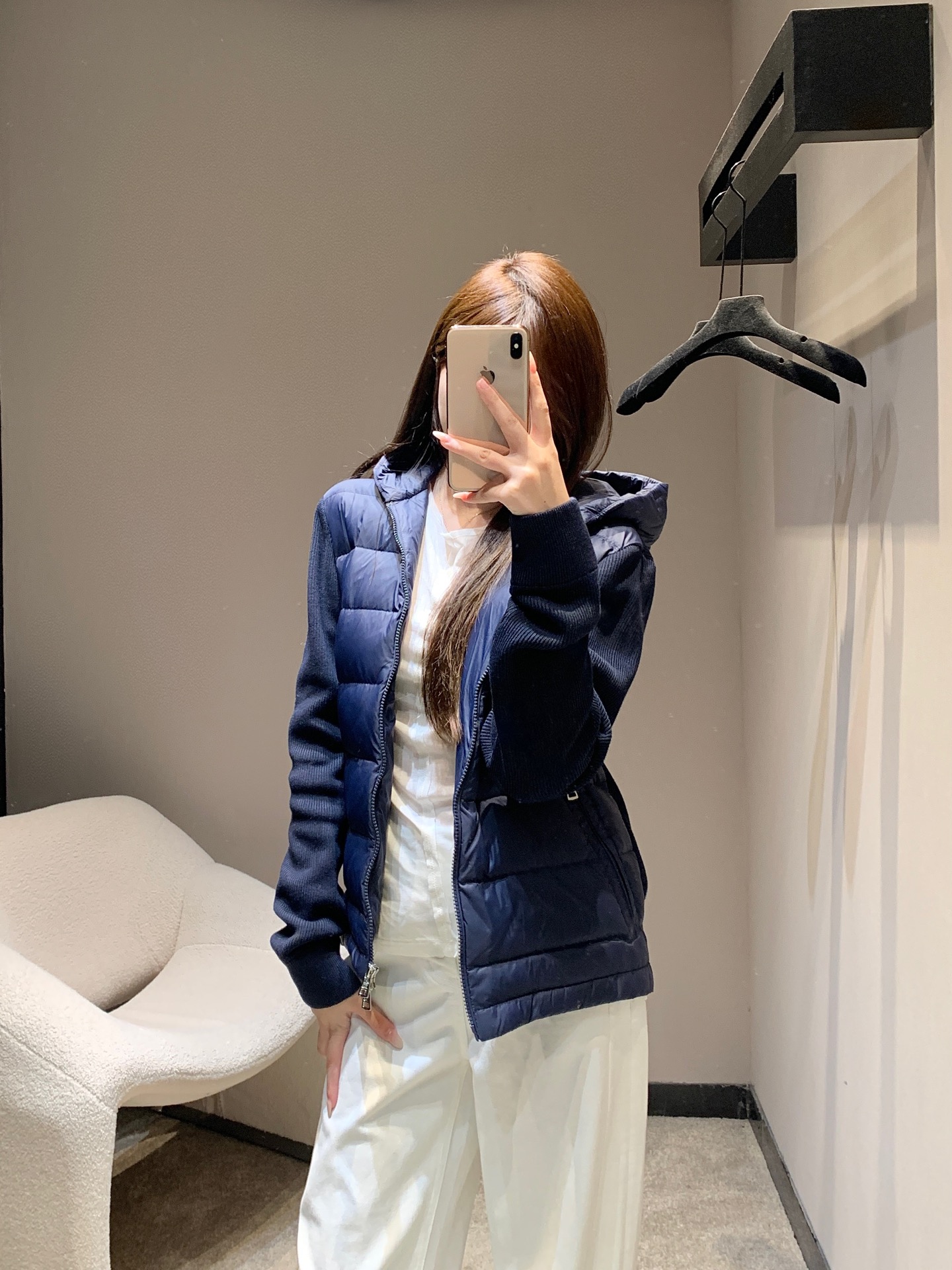 NO:535904,Mon*ler 25Fw autumn and winter new style, lightweight knitted spliced ​​hooded zipper down jacket jacket | Exclusive yb development!  High-end production!  Select high fluffy down filling, light as if nothing is in the world but warm; the splicing of knitted sleeves and down jackets is both soft and skin-friendly, and the strength of down locking, allowing the bloated feeling of layered out. The hooded design hides quilting details, the zipper is smooth and neat, and the classic brand logo shows the identity style in the sleeves. S/M/L,, jackets & coats, down jacket, hats, alexander wang19860909Mon*ler 25Fw秋冬新款 轻薄针织拼接连帽拉链羽绒服外套丨独家yb开发！高版出品！甄选高蓬松度羽绒填充,轻若无物却暖意满格；针织袖身与羽绒衣身的拼接巧思,既有针织的柔糯亲肤,又具羽绒的锁温实力,让层叠穿搭的臃肿感彻底退场.连帽设计暗藏绗缝细节,拉链顺滑利落,经典品牌标识在袖间低调彰显身份格调.现货发售S/M/L,,jackets & coats,down jacket,hats,alexander wang,Women's clothing