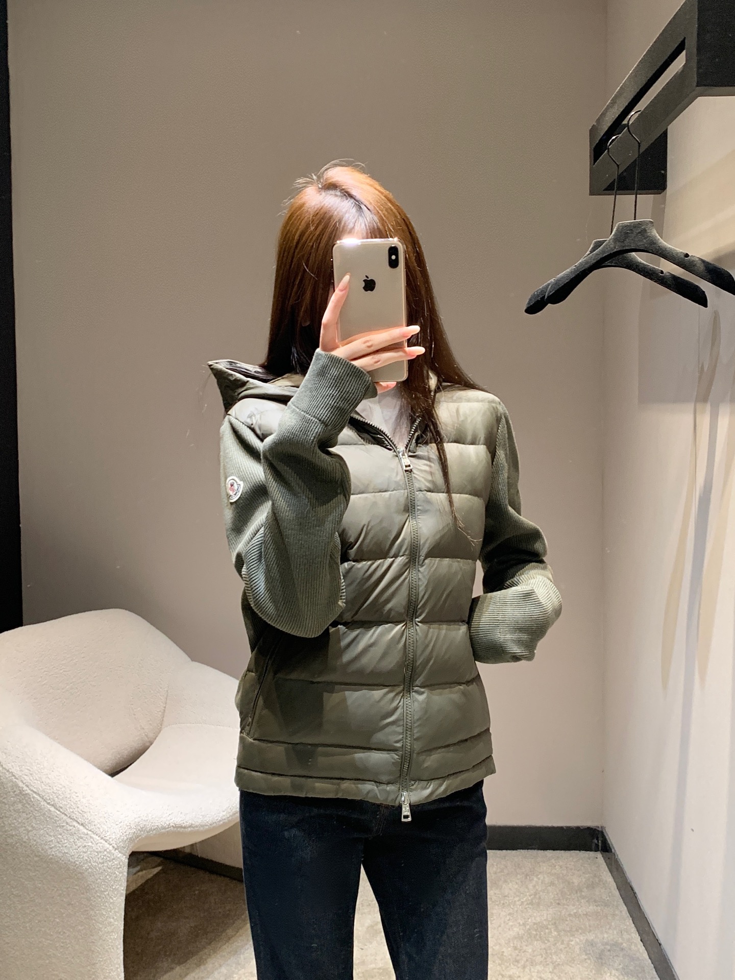 NO:535928,Mon*ler 25Fw autumn and winter new style, lightweight knitted spliced ​​hooded zipper down jacket jacket | Exclusive yb development!  High-end production!  Select high fluffy down filling, light as if nothing is in the world but warm; the splicing of knitted sleeves and down jackets is both soft and skin-friendly, and the strength of down locking, allowing the bloated feeling of layered out. The hooded design hides quilting details, the zipper is smooth and neat, and the classic brand logo shows the identity style in the sleeves. S/M/L,, jackets & coats, down jacket, hats, alexander wang19860909Mon*ler 25Fw秋冬新款 轻薄针织拼接连帽拉链羽绒服外套丨独家yb开发！高版出品！甄选高蓬松度羽绒填充,轻若无物却暖意满格；针织袖身与羽绒衣身的拼接巧思,既有针织的柔糯亲肤,又具羽绒的锁温实力,让层叠穿搭的臃肿感彻底退场.连帽设计暗藏绗缝细节,拉链顺滑利落,经典品牌标识在袖间低调彰显身份格调.现货发售S/M/L,,jackets & coats,down jacket,hats,alexander wang,Women's clothing