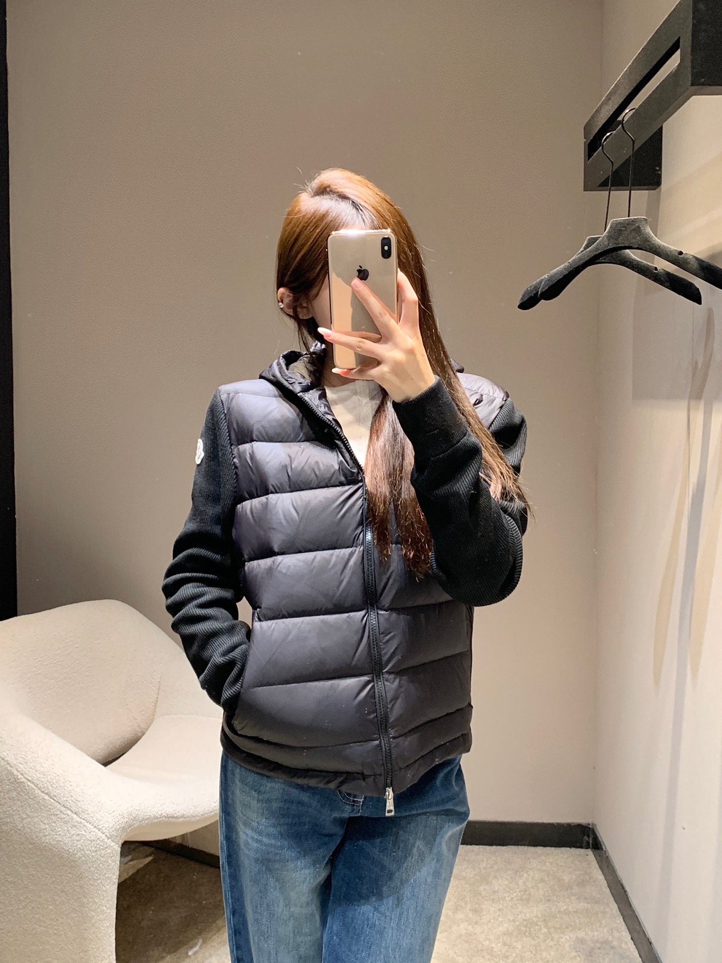 NO:535910,Mon*ler 25Fw autumn and winter new style, lightweight knitted spliced ​​hooded zipper down jacket jacket | Exclusive yb development!  High-end production!  Select high fluffy down filling, light as if nothing is in the world but warm; the splicing of knitted sleeves and down jackets is both soft and skin-friendly, and the strength of down locking, allowing the bloated feeling of layered out. The hooded design hides quilting details, the zipper is smooth and neat, and the classic brand logo shows the identity style in the sleeves. S/M/L,, jackets & coats, down jacket, hats, alexander wang19860909Mon*ler 25Fw秋冬新款 轻薄针织拼接连帽拉链羽绒服外套丨独家yb开发！高版出品！甄选高蓬松度羽绒填充,轻若无物却暖意满格；针织袖身与羽绒衣身的拼接巧思,既有针织的柔糯亲肤,又具羽绒的锁温实力,让层叠穿搭的臃肿感彻底退场.连帽设计暗藏绗缝细节,拉链顺滑利落,经典品牌标识在袖间低调彰显身份格调.现货发售S/M/L,,jackets & coats,down jacket,hats,alexander wang,Women's clothing