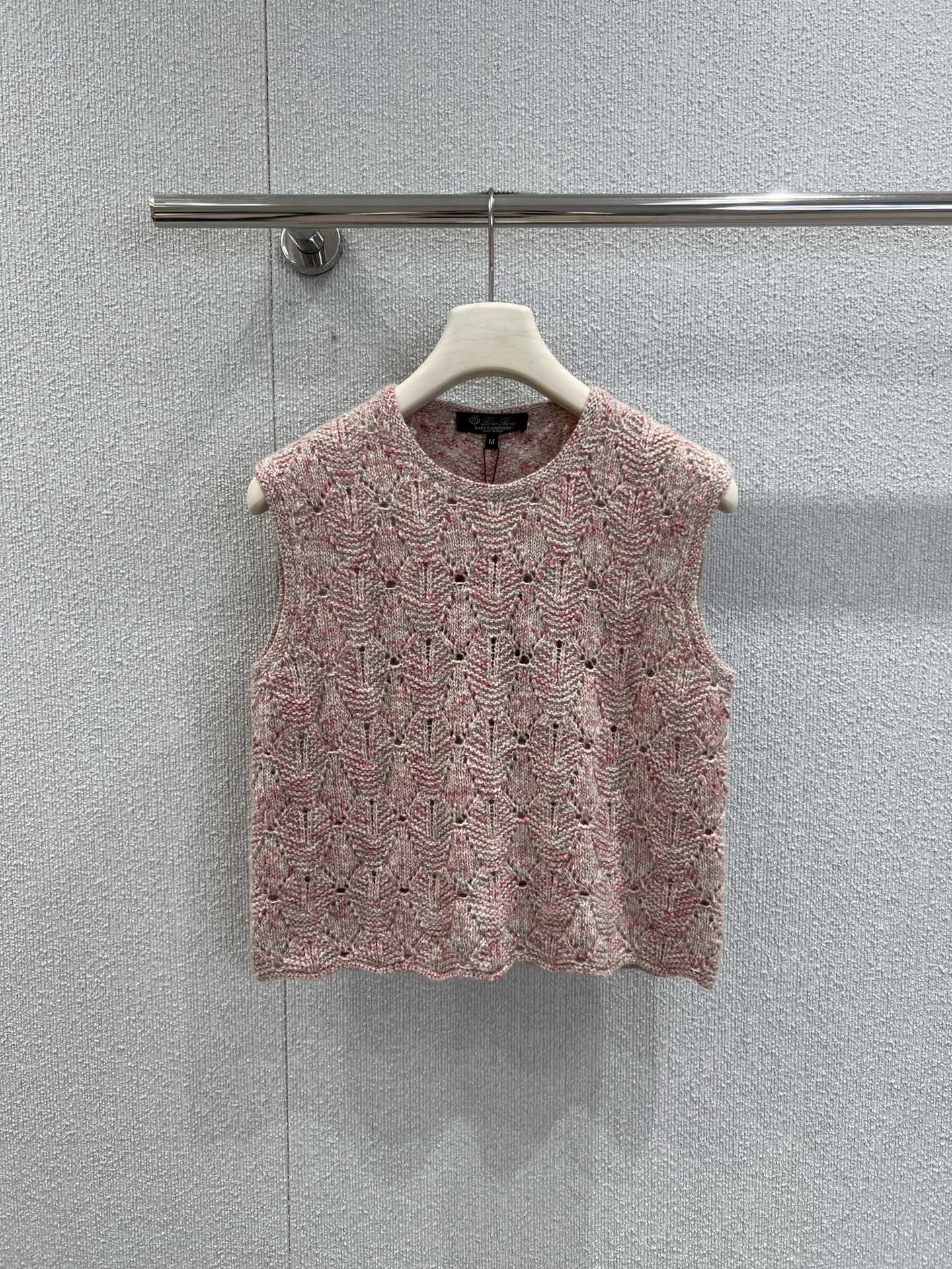 NO:535979,Support replacement Loro Pia*a 25Fw early autumn new style pink mixed thread hook silk wool blended knitted vest | Exclusive yb development!  High-end production!  The gentle pink mixed thread, like morning light kisses peaches, has a hazy sense of high-end; the handmade crochet flowers are stretched like leaf veins, the hollow design flows between light and shadow, making the knitted delicate and poetic. The gold ratio of silk and wool makes it both silk draped and silky and soft and wool warm. It is a delicate tone when worn alone in early autumn, and the layered shirts and knitted cardigans are even more layered. S/M/L real photos are available in stock, loro piano, shirts, real silk, gold, alexander wang19860909支持换款 Loro Pia*a 25Fw早秋新款 粉色混线钩花真丝羊毛混纺针织背心丨独家yb开发！高版出品！那抹温柔的粉色混线,似晨光轻吻过蜜桃,自带朦胧的高级感；手工感钩花如叶脉舒展,镂空设计在光影间流转,把针织的细腻玩出了诗意.真丝与羊毛的黄金配比,让它既有真丝的垂坠丝滑,又有羊毛的软糯保暖,早秋单穿是精致腔调,叠搭衬衫、针织开衫更是层次满满.现货发售S/M/L实拍细节图,,loro piana,shirts,real silk,gold,alexander wang,Women's clothing