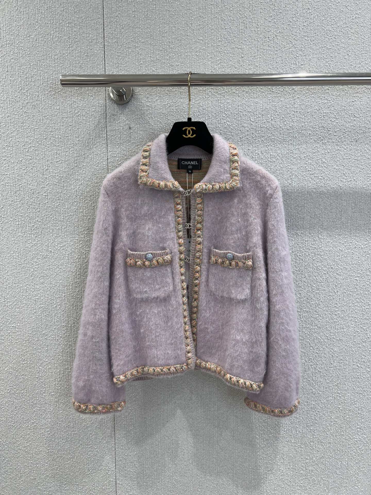 NO:536710,Support for replacement Chane* 25Fw autumn and winter new style flower pink knitted cardigan jacket | Exclusive yb development!  High-end production!  Rhinestone double C hook buckle, a beautiful little fairy white and rich beauty artifact!  Custom-made knitted special yarn webbing lace is beautiful!  Pure handmade diamond edges shine with luxurious style, elegant lapel H small short version, huge slim upper body, and a sensational texture. Gentle and elegant girlish temperament is not picky!  S/M/L real photos, chanel, jackets & coats, alexander wang19860909支持换款 Chane* 25Fw秋冬新款 花粉色针织开衫外套丨独家yb开发！高版出品！水钻双C勾扣 绝美小仙女白富美神器！定制编织特种纱织带花边实物绝美！纯手工点钻包边闪耀奢华,气质翻领H小短款版型上身巨显瘦,奶呼呼的质感.温柔优雅少女风气质不挑人！现货发售S/M/L实拍细节图,,chanel,jackets & coats,alexander wang,Women's clothing