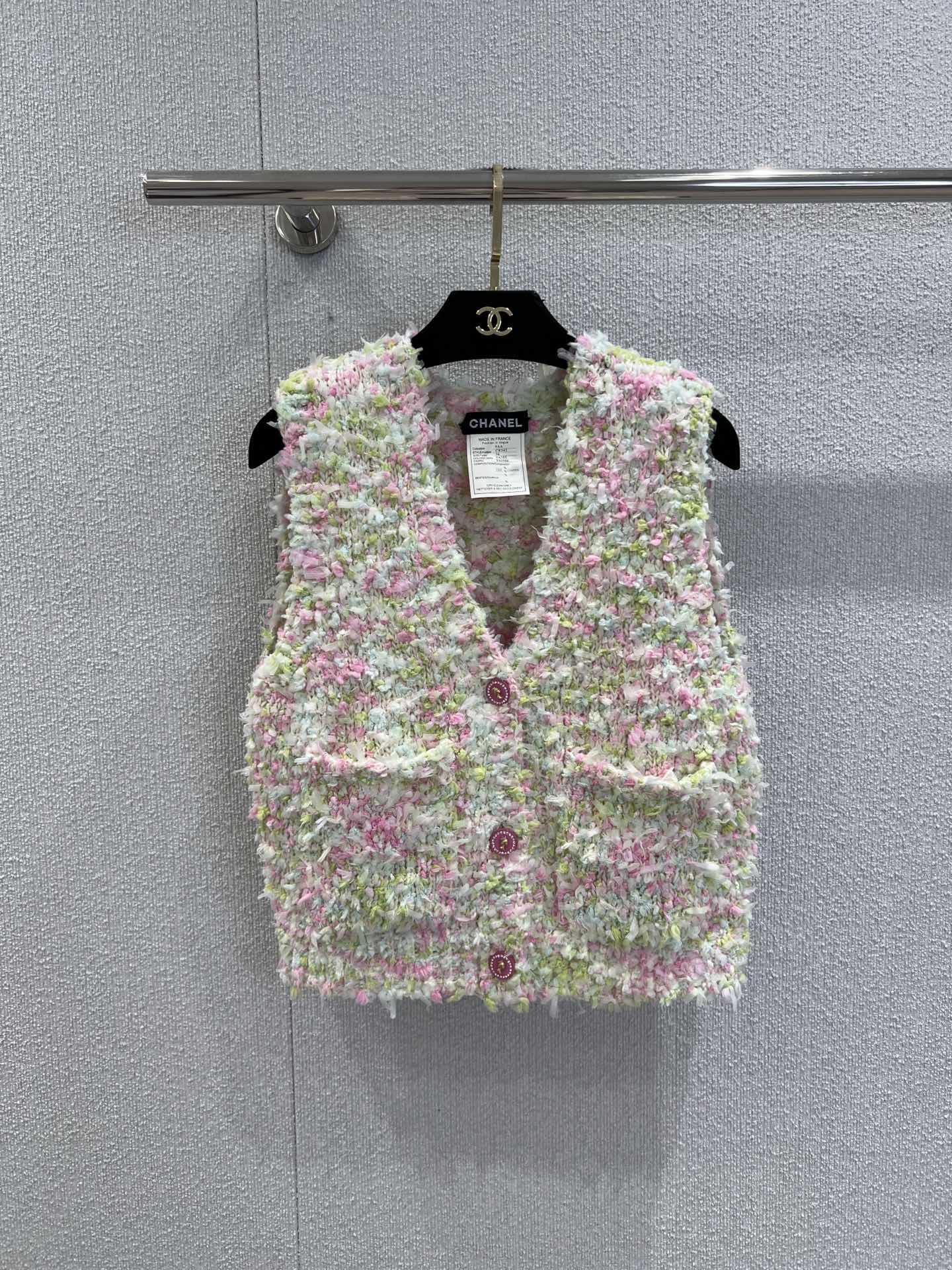 NO:544997,Support for replacement Chane* 25B high-end handicraft workshop series new color macaron knitted vest vest | Exclusive high-end production!  The short V-neck silhouette is neat and slim, and is friendly to all kinds of body shapes. You can wear white shirts inside to create a French retro style, or layer them outside the T-shirt to create a sweet and cool layering. It is a layering artifact in the autumn and winter wardrobe!  S/M/L real photos, chanel,shirts,tees,t-shirts,alexander wang19860909支持换款 Chane* 25B高级手工坊系列新款 彩色马卡龙针织马甲背心丨独家高版出品！短款V领廓形利落显瘦,对各种身形友好.既可内搭白衬衫打造法式复古风,也能叠穿在T恤外营造甜酷层次感,是秋冬衣橱里的叠穿神器！现货发售S/M/L实拍细节图,,chanel,shirts,tees，t-shirt,alexander wang,Women's clothing
