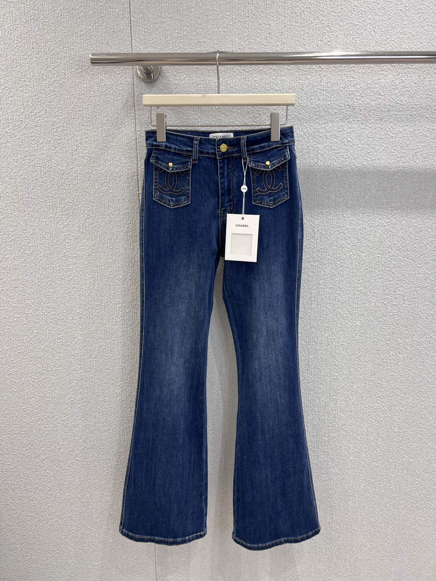 NO:547782,Support for replacement Chane* 25B high-end handicraft workshop series new styles, double C embroidered micro-flare denim trousers丨Exclusive high-end production!  Deep indigo tannin fabric, with a retro tone with an old texture, it has been processed with special craftsmanship, soft and comfortable and has excellent support for the style. The double C embroidery badge at the front pocket is exquisite and three-dimensional, metal buttons and brand logo concealed buckle design, high-waisted slightly flared silhouette naturally droops from the waist, and the bell-bottomed trousers cleverly modify the calf lines, easily creating a visual effect of 'legs are 1.8 meters long'. Low-key awakens Xiangjia's luxury genes, and the fashionable aura of French retro when walking. S/M/L real-life details pictures are available in S/M/L, chanel, chanel, alexander wang19860909支持换款 Chane* 25B高级手工坊系列新款 双C刺绣微喇牛仔长裤丨独家高版出品！选用深靛蓝丹宁面料,自带做旧质感的复古腔调,经过特殊工艺处理,柔软舒适且具绝佳版型支撑力.前袋处的双C刺绣徽章精致立体,金属纽扣与品牌标识暗扣设计,高腰微喇廓形从腰际自然垂坠,喇叭裤脚巧妙修饰小腿线条,轻松营造“腿长一米八”的视觉效果.低调唤醒香家的奢华基因,行走间尽是法式复古的时髦气场.现货发售S/M/L实拍细节图,,chanel,chanel,alexander wang,Women's clothing