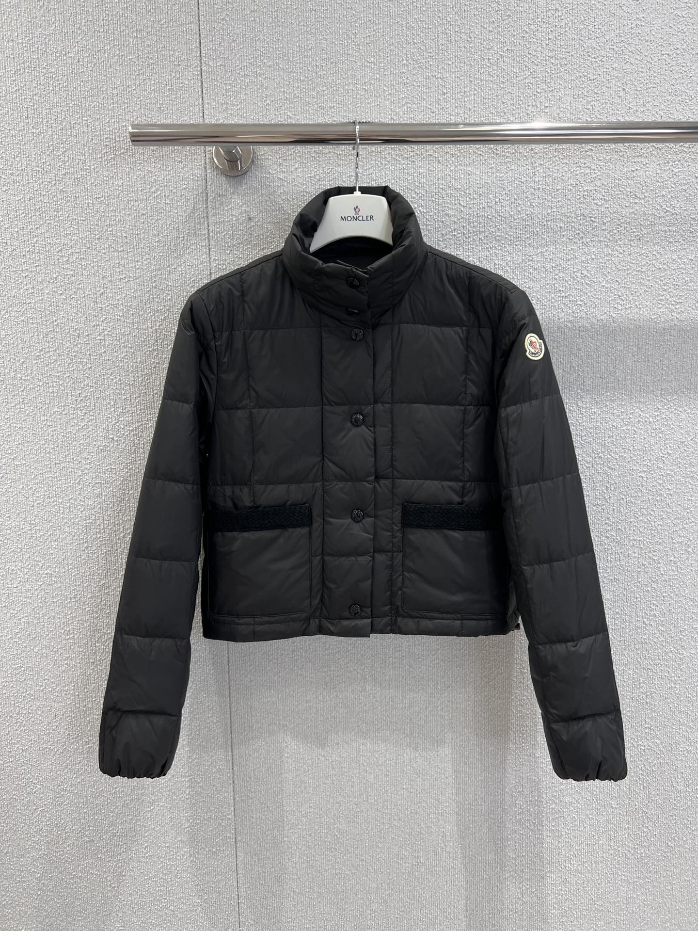 NO:535900,With dust bag, Moncle*25Fw autumn and winter new style, white moonlight light book down jacket | Exclusive yb development!  High-end production!  Filled with the new national standard 90 white goose down, this down jacket can accommodate any body shape and not pick on height, because it is a medium and short down jacket with knitted splicing in the pocket looks more playful and cute. The specific imported fabric is shiny, and the hardware buttons are all original molded. Highly recommended!  S/M/L real photos, Jackets & coats, down jacket, alexander wang19860909配防尘袋 Moncle*25Fw秋冬新款 白月光轻簿款羽绒服外套丨独家yb开发！高版出品！填充新国标90白鹅绒,这款羽绒服可以包容任何身材,不挑身高,因为是一个中短款的羽绒服口袋处的针织拼接更加显得俏皮可爱采用特定的进口面料面料是有光泽的,五金扣子都是原版开模 强烈推荐！现货发售S/M/L实拍细节图,,jackets & coats,down jacket,alexander wang,Women's clothing