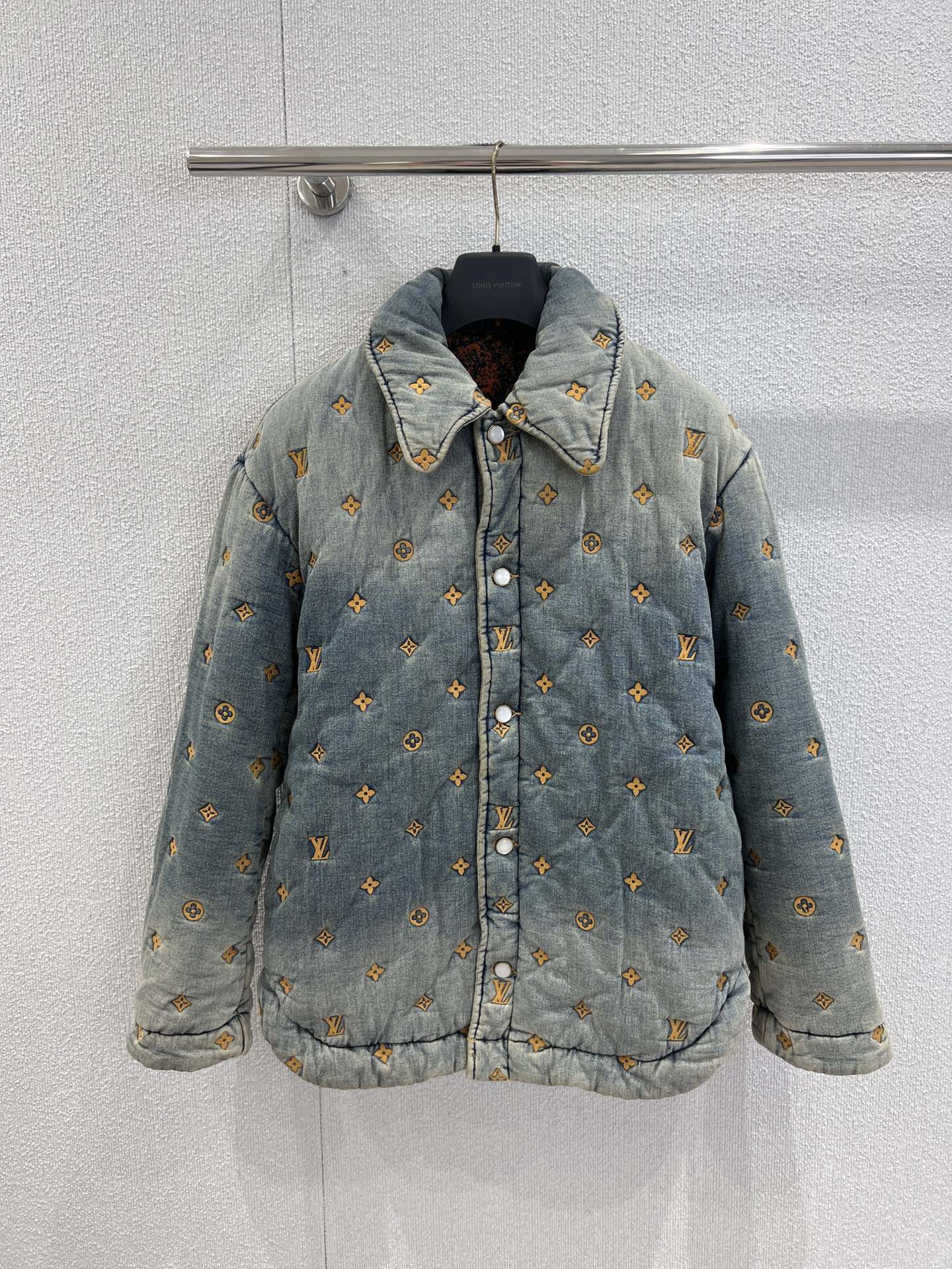 NO:536719,Support replacement Louis Vuitt*n 25Fw autumn and winter new style logo embroidered old washing cowboy cotton jacket | Exclusive yb development!  High-end production!  Selected heavy denim fabrics, hand-made and used to wash water, present a rich blue-gray retro texture, and each wear is like a trendy mark left by time. The full LV presbyterian logo embroidery runs through the clothes with exquisite stitches. Under the background of the old jeans, the retro texture and brand style are double-lined; the lapel design is neat and atmospheric, the pearl texture buttons add a sense of detail and luxury, and the cotton filling makes the warmth and styling both full, and the loose silhouette is full of all body-friendly. S/M/L real-life details pictures are available in stock, louis vuitton, louis vuitton, jackets & coats, alexander wang19860909支持换款 Louis Vuitt*n 25Fw秋冬新款 logo刺绣做旧洗水牛仔棉服外套丨独家yb开发！高版出品！甄选重磅牛仔面料,经手工做旧洗水工艺雕琢,呈现出层次丰富的蓝灰色复古纹理,每一处磨损都似时光留下的潮流印记.满幅的LV老花logo刺绣以精致线迹贯穿衣身,在做旧牛仔的烘托下,复古质感与品牌格调双线拉满；翻领设计利落大气,珍珠质感纽扣增添细节奢感,夹棉填充让保暖性与造型感兼具,宽松廓形对各种身材友好度拉满.现货发售S/M/L实拍细节图,,louis vuitton,louis vuitton,jackets & coats,alexander wang,Women's clothing