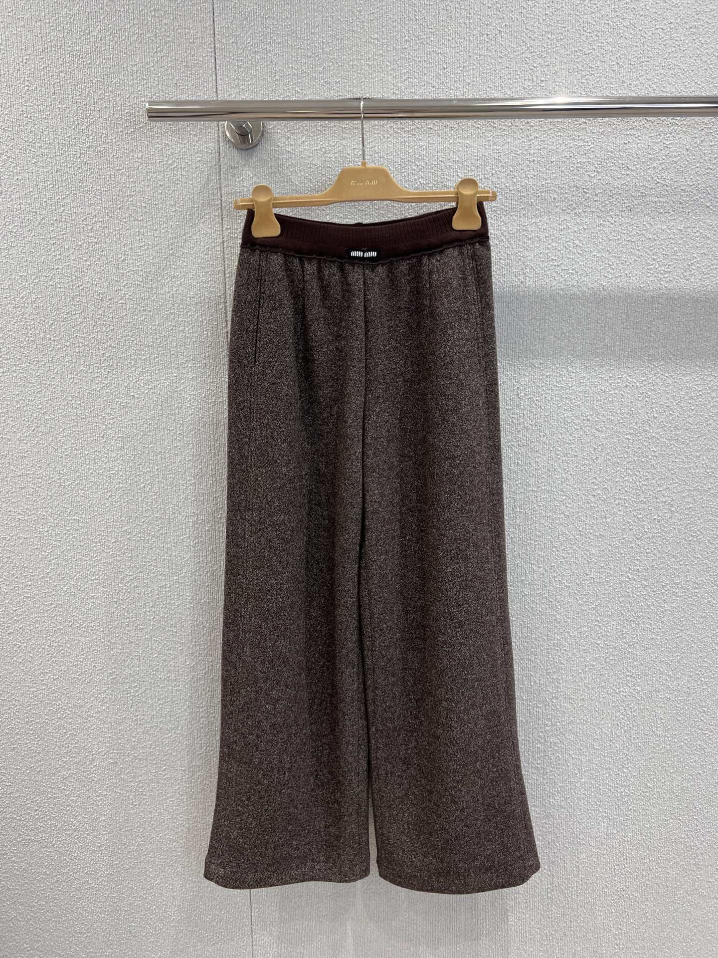 NO:536732,Support replacement MiuMi* 25Fw autumn and winter new model Micro-label casual trousers | Exclusive high-end production!  Selected blended wool fabrics, which combine the warm texture of wool and the anti-wrinkle and crispness of chemical fibers. The micro-mark at the waist of the trousers is small and exquisite but highly recognizable. The loose and drape wide-leg tailoring is friendly to all kinds of leg shapes. It is not too thick to wear in autumn and winter, but can resist slightly cool temperatures. The fabric has its own delicate texture, so that the simple style can also exude a high-end texture. S/M/L real-life details pictures, miumiu, alexander wang19860909支持换款 MiuMi* 25Fw秋冬新款 微标休闲长裤丨独家高版出品！精选混纺羊毛面料,兼具羊毛的保暖质感与化纤的抗皱挺括,裤腰处的微标,小巧精致却极具辨识度,宽松垂坠的阔腿剪裁,对各种腿型友好,秋冬穿着既不会过分厚重,又能抵御微凉气温；面料自带细腻肌理,让简约版型也能透出高级质感.现货发售S/M/L实拍细节图,,miumiu,alexander wang,Women's clothing