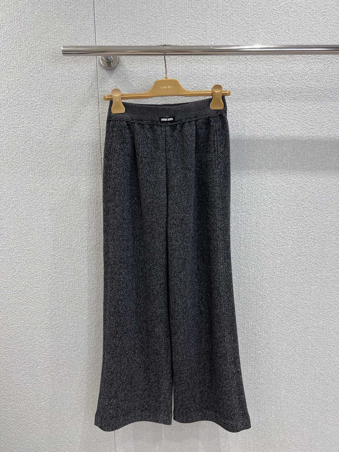 NO:536749,Support replacement MiuMi* 25Fw autumn and winter new model Micro-label casual trousers | Exclusive high-end production!  Selected blended wool fabrics, which combine the warm texture of wool and the anti-wrinkle and crispness of chemical fibers. The micro-mark at the waist of the trousers is small and exquisite but highly recognizable. The loose and drape wide-leg tailoring is friendly to all kinds of leg shapes. It is not too thick to wear in autumn and winter, but can resist slightly cool temperatures. The fabric has its own delicate texture, so that the simple style can also exude a high-end texture. S/M/L real-life details pictures, miumiu, alexander wang19860909支持换款 MiuMi* 25Fw秋冬新款 微标休闲长裤丨独家高版出品！精选混纺羊毛面料,兼具羊毛的保暖质感与化纤的抗皱挺括,裤腰处的微标,小巧精致却极具辨识度,宽松垂坠的阔腿剪裁,对各种腿型友好,秋冬穿着既不会过分厚重,又能抵御微凉气温；面料自带细腻肌理,让简约版型也能透出高级质感.现货发售S/M/L实拍细节图,,miumiu,alexander wang,Women's clothing