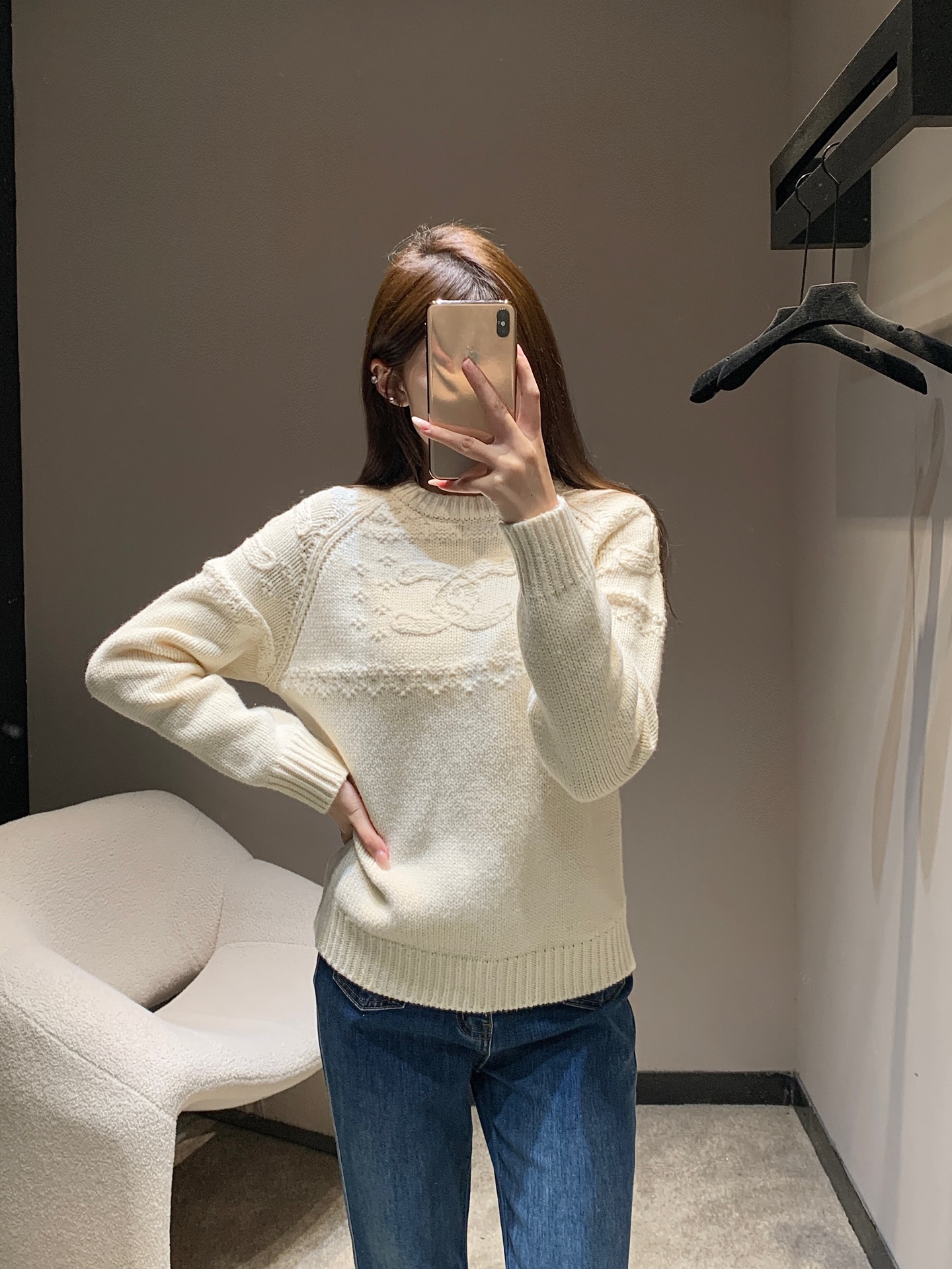 NO:536727,Chane* 25B high-end handicraft workshop series new style handmade crochet round-neck cashmere sweater | Exclusive high-end production!  The front chest and back are symmetrical with the iconic double C hook flowers, carved with three-dimensional knitting technology, showing high-quality craftsmanship and looming in details, and are vaguely visible when walking. The classic round neck is compatible with various inner wear, which can not only highlight the knitted texture alone, but also layered with shirts to create layers; loose shoulder cuts to modify the shoulder thread, which is friendly to all kinds of body shapes, lazy and casual but not neat!  S/M/L, Chanel, Shirts, alexander wang19860909Chane* 25B高级手工坊系列新款 手工钩花圆领羊绒针织衫丨独家高版出品！前胸与后背对称呈现标志性双C钩花,以立体针织工艺雕琢,细节处尽显高定匠心,行走间若隐若现,经典圆领兼容各种内搭,既能单穿凸显针织肌理,也可叠穿衬衫打造层次；宽松落肩剪裁修饰肩线,对各种身形友好,慵懒随性却不失利落！现货发售S/M/L,,chanel,shirts,alexander wang,Women's clothing