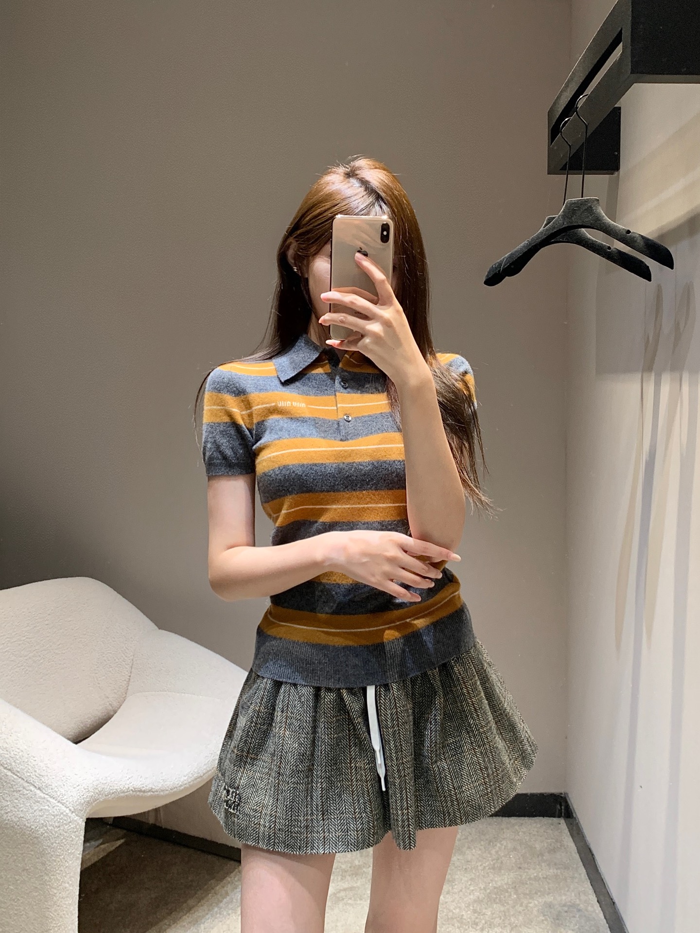 NO:536703,Miumi* 25FW early autumn new model, micro-label jacquard striped cashmere short-sleeved knitted Polo shirt丨Exclusive yb development!  High-end production!  The collision of gray and warm brown stripes is like weaving the gentleness of autumn into the hem of clothes; the classic Polo tie is a bit well-behaved, and the exquisite micro-label jacquard is quietly hidden on the chest, which is a trick for the brand to recognize goods at a glance. The cashmere fabric is soft and foul, and it looks like being wrapped in clouds. The short-sleeved style is suitable for the coolness of early autumn. It is a lively girl wearing it alone. It can be easily turned into a mature lady with a layered suit and knitted cardigan. S/M/L is available in stock, Miumiu, T-shirt, business suit, ties, alexander wang19860909Miumi* 25FW早秋新款 微标提花条纹羊绒短袖针织Polo衫丨独家yb开发！高版出品！灰与暖棕的条纹碰撞,像把秋日的温柔织进衣摆；经典Polo领带着几分乖巧,精致微标提花悄悄藏在胸前,是品牌控一眼识货的小心机.羊绒面料软糯到犯规,贴身穿都像被云朵包裹,短袖版型适配早秋的微凉,单穿是元气少女,叠搭西装、针织开衫又能秒变轻熟御姐.现货发售S/M/L,,miumiu,T-shirt,business suit,ties,alexander wang,Women's clothing