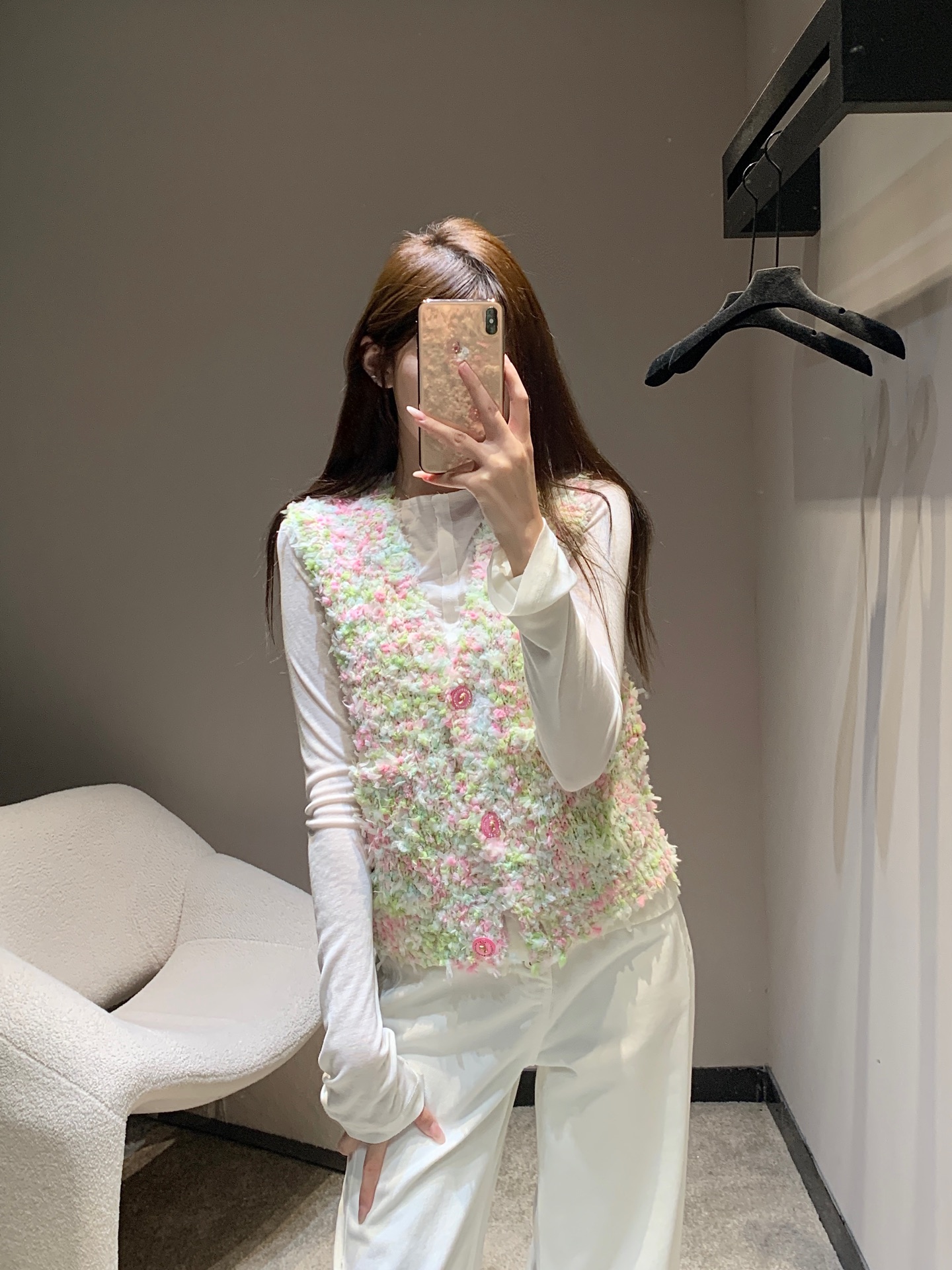 NO:545004,z Chane* 25B high-end handicraft workshop series new style colored macaron knitted vest vest | Exclusive high-end production!  The short V-neck silhouette is neat and slim, and is friendly to all kinds of body shapes. You can wear white shirts inside to create a French retro style, or layer them outside the T-shirt to create a sweet and cool layering. It is a layering artifact in the autumn and winter wardrobe!  S/M/L, chanel,shirts,tees,t-shirt,alexander wang19860909z Chane* 25B高级手工坊系列新款 彩色马卡龙针织马甲背心丨独家高版出品！短款V领廓形利落显瘦,对各种身形友好.既可内搭白衬衫打造法式复古风,也能叠穿在T恤外营造甜酷层次感,是秋冬衣橱里的叠穿神器！现货发售S/M/L,,chanel,shirts,tees，t-shirt,alexander wang,Women's clothing