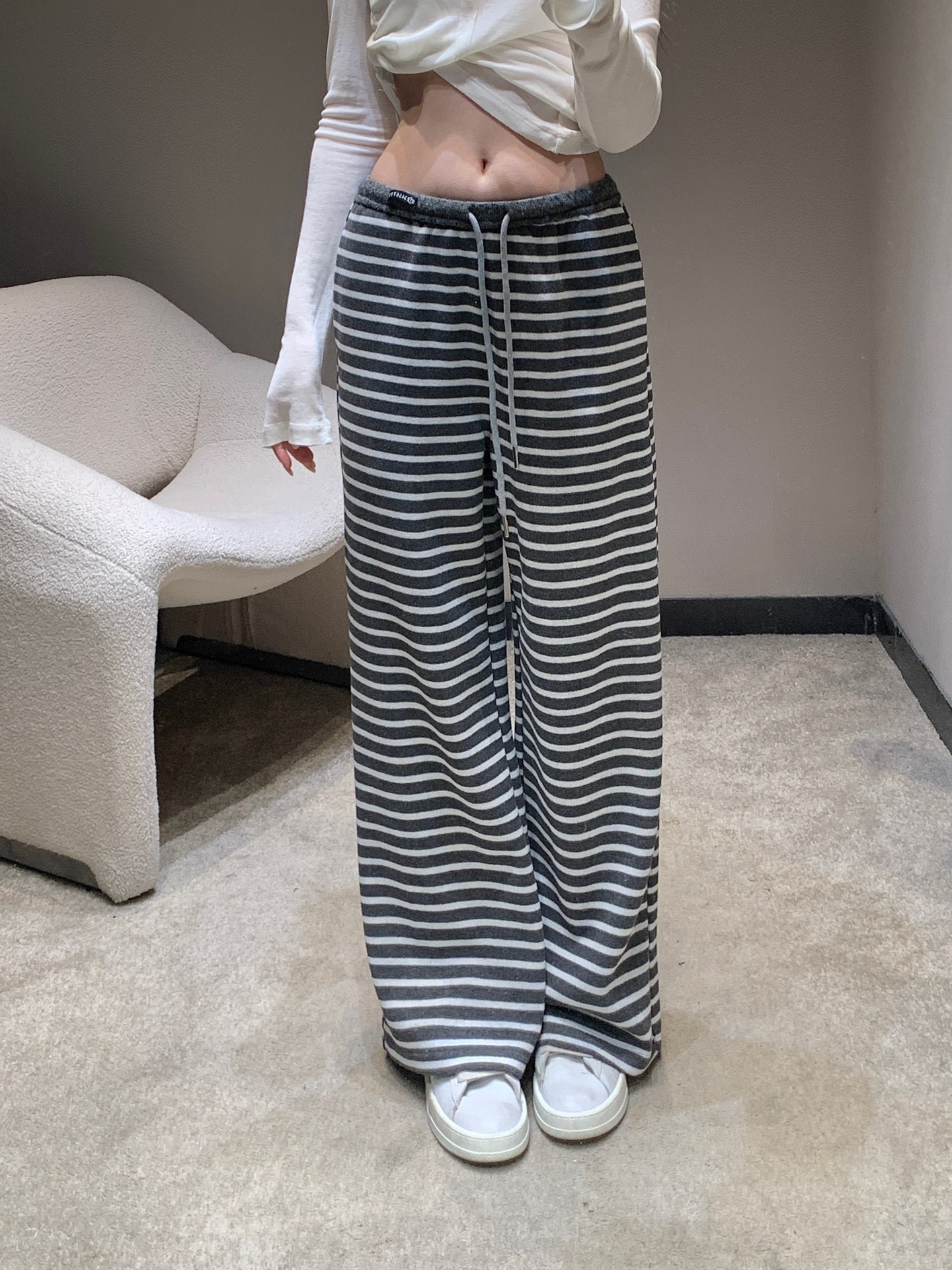 NO:536712,MaisonMargi*la 25Fw early autumn new style letter printed bar striped casual trousers | Exclusive high-end production!  It uses soft and skin-friendly fabrics, with a full drape and a flowing aura when walking. Whether it is paired with a short waist-exposed top to go hot girl style or a floral sweater to go gentle, it can be held perfectly. The elastic waist + drawstring design is comfortable and not picky about the body. It is a slack feeling when going out on the street or at home. A pair of pants is done, making every outfit in early autumn full of texture and tone. S/M/L is available in stock, alexander wang19860909MaisonMargi*la 25Fw早秋新款 字母印花杠条纹休闲长裤丨独家高版出品！采用柔软亲肤的面料,垂坠感拉满,行走间自带飘逸气场,无论是搭配短款露腰上衣走辣妹风,还是适配花卉针织衫走温柔路线,它都能完美hold住.松紧腰+抽绳设计,舒适不挑身形,日常出街或居家松弛感,一条裤子全搞定,让你在早秋的每一次穿搭都充满质感与腔调.现货发售S/M/L,,alexander wang,Women's clothing