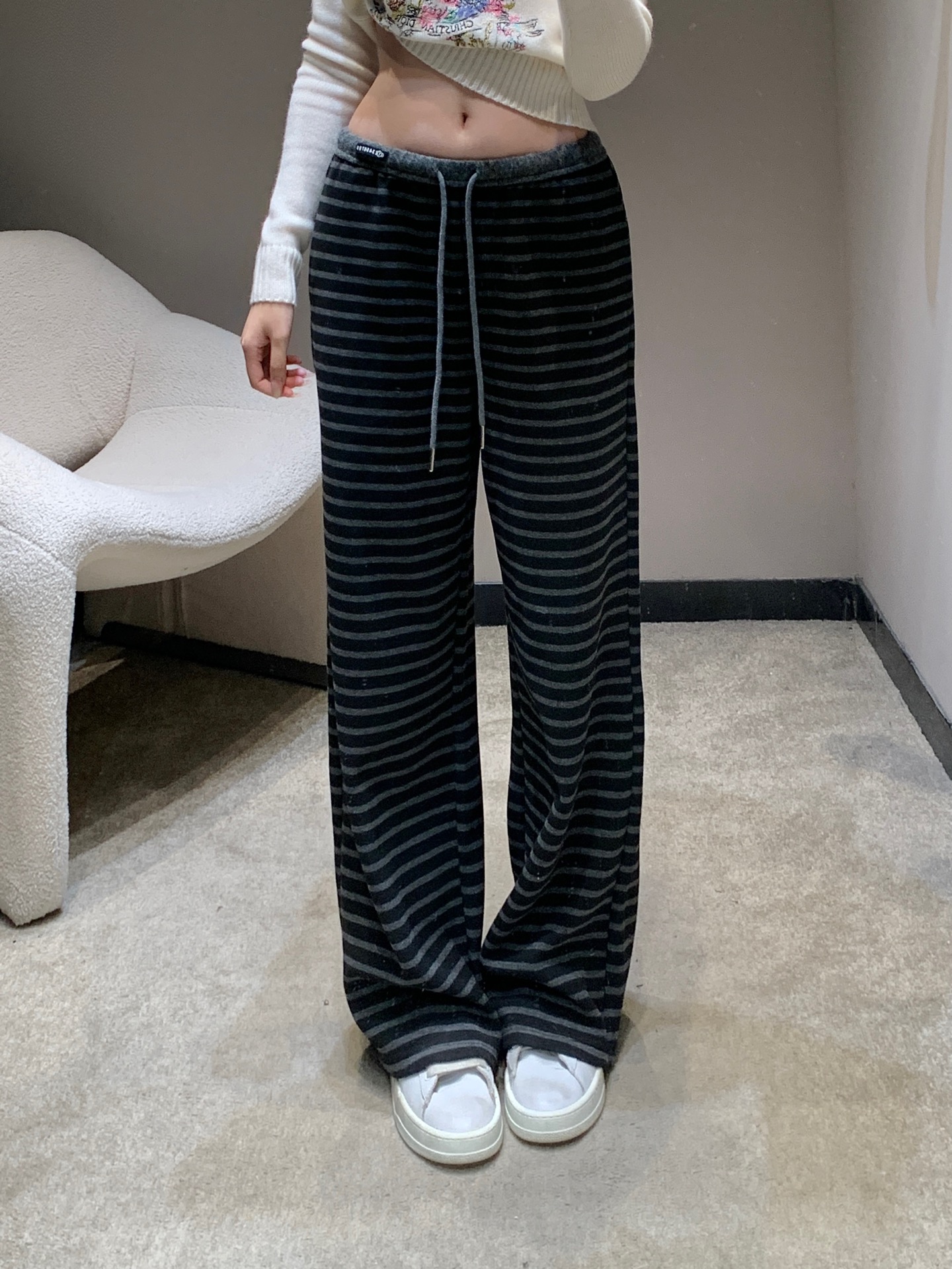 NO:536721,MaisonMargi*la 25Fw early autumn new style letter printed bar striped casual trousers | Exclusive high-end production!  It uses soft and skin-friendly fabrics, with a full drape and a flowing aura when walking. Whether it is paired with a short waist-exposed top to go hot girl style or a floral sweater to go gentle, it can be held perfectly. The elastic waist + drawstring design is comfortable and not picky about the body. It is a slack feeling when going out on the street or at home. A pair of pants is done, making every outfit in early autumn full of texture and tone. S/M/L is available in stock, alexander wang19860909MaisonMargi*la 25Fw早秋新款 字母印花杠条纹休闲长裤丨独家高版出品！采用柔软亲肤的面料,垂坠感拉满,行走间自带飘逸气场,无论是搭配短款露腰上衣走辣妹风,还是适配花卉针织衫走温柔路线,它都能完美hold住.松紧腰+抽绳设计,舒适不挑身形,日常出街或居家松弛感,一条裤子全搞定,让你在早秋的每一次穿搭都充满质感与腔调.现货发售S/M/L,,alexander wang,Women's clothing