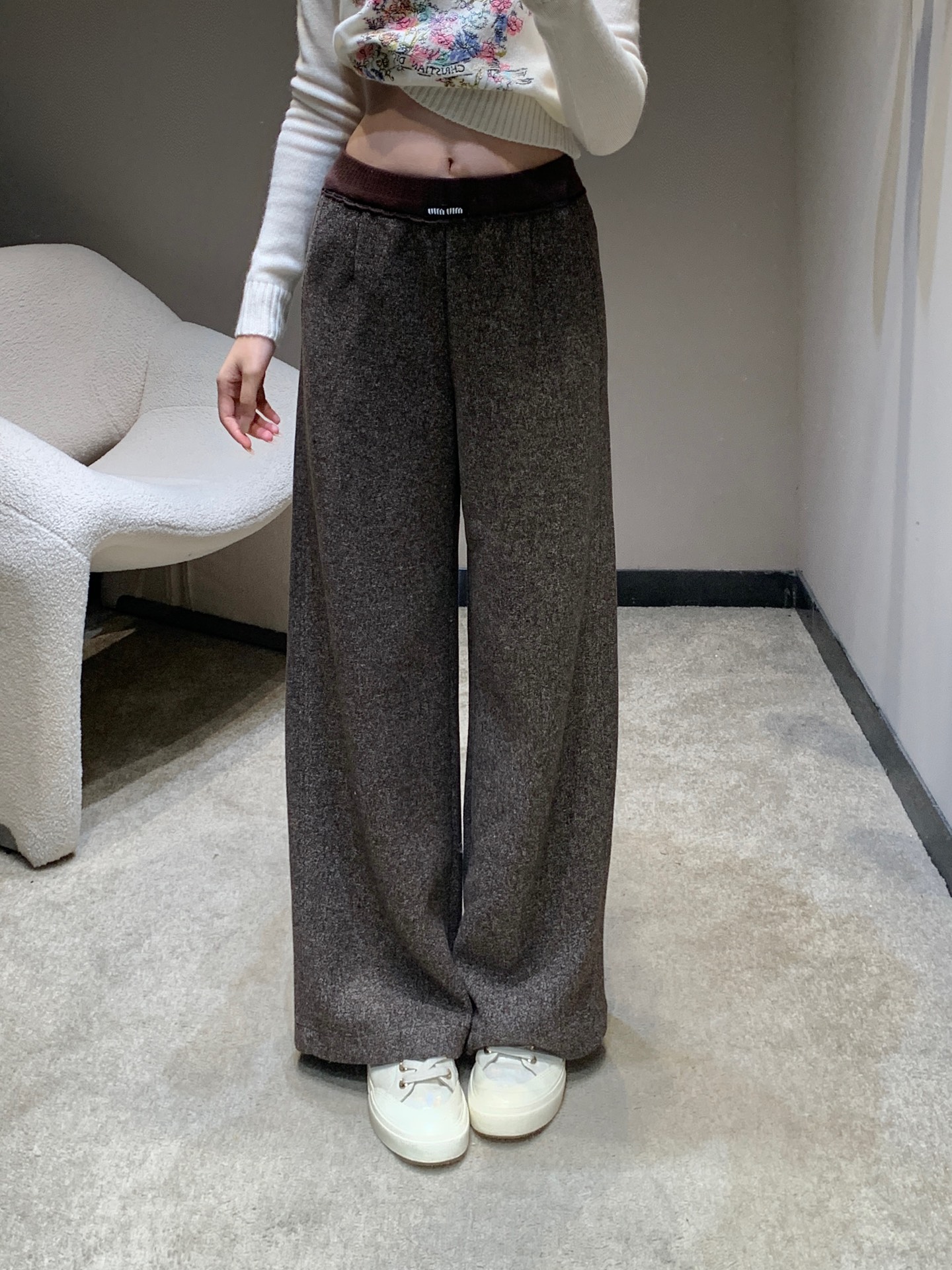 NO:536737,MiuMi* 25Fw autumn and winter new style micro-label casual trousers丨Exclusive high-end production!  Selected blended wool fabrics, which combine the warm texture of wool and the wrinkle-resistant and crispness of chemical fibers. The micro-mark at the waist of the trousers is small and exquisite but highly recognizable. The loose and drape wide-leg tailoring is friendly to all kinds of leg shapes. It is not too thick to wear in autumn and winter, but can resist slightly cool temperatures. The fabric has its own delicate texture, so that the simple style can also exude a high-end texture. S/M/L is available in stock, miumiu, alexander wang19860909MiuMi* 25Fw秋冬新款 微标休闲长裤丨独家高版出品！精选混纺羊毛面料,兼具羊毛的保暖质感与化纤的抗皱挺括,裤腰处的微标,小巧精致却极具辨识度,宽松垂坠的阔腿剪裁,对各种腿型友好,秋冬穿着既不会过分厚重,又能抵御微凉气温；面料自带细腻肌理,让简约版型也能透出高级质感.现货发售S/M/L,,miumiu,alexander wang,Women's clothing