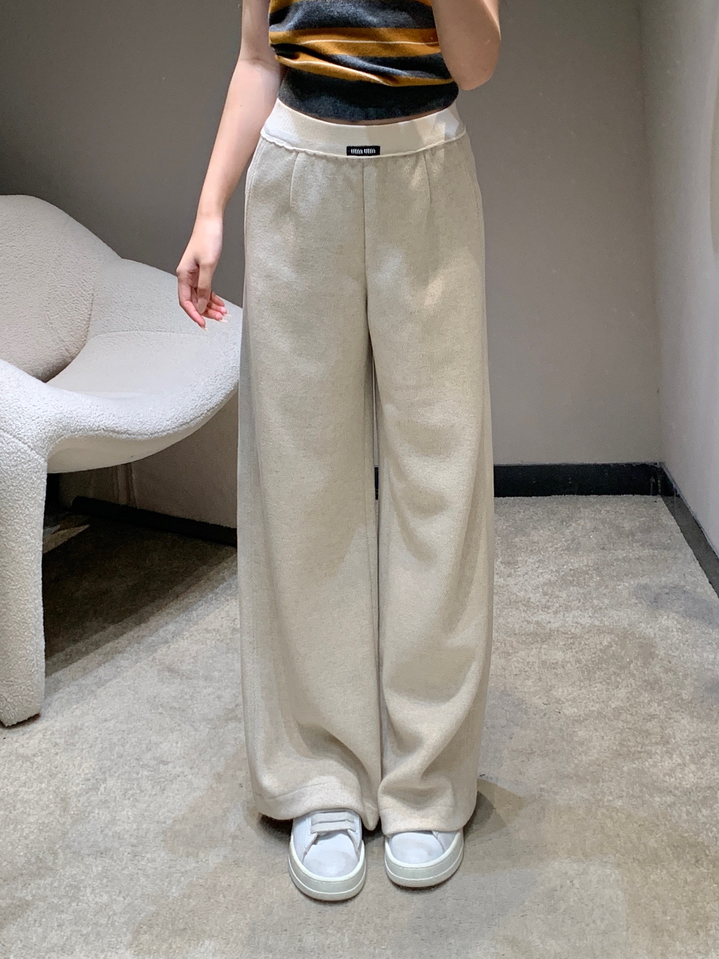 NO:536745,MiuMi* 25Fw autumn and winter new style micro-label casual trousers丨Exclusive high-end production!  Selected blended wool fabrics, which combine the warm texture of wool and the wrinkle-resistant and crispness of chemical fibers. The micro-mark at the waist of the trousers is small and exquisite but highly recognizable. The loose and drape wide-leg tailoring is friendly to all kinds of leg shapes. It is not too thick to wear in autumn and winter, but can resist slightly cool temperatures. The fabric has its own delicate texture, so that the simple style can also exude a high-end texture. S/M/L is available in stock, miumiu, alexander wang19860909MiuMi* 25Fw秋冬新款 微标休闲长裤丨独家高版出品！精选混纺羊毛面料,兼具羊毛的保暖质感与化纤的抗皱挺括,裤腰处的微标,小巧精致却极具辨识度,宽松垂坠的阔腿剪裁,对各种腿型友好,秋冬穿着既不会过分厚重,又能抵御微凉气温；面料自带细腻肌理,让简约版型也能透出高级质感.现货发售S/M/L,,miumiu,alexander wang,Women's clothing