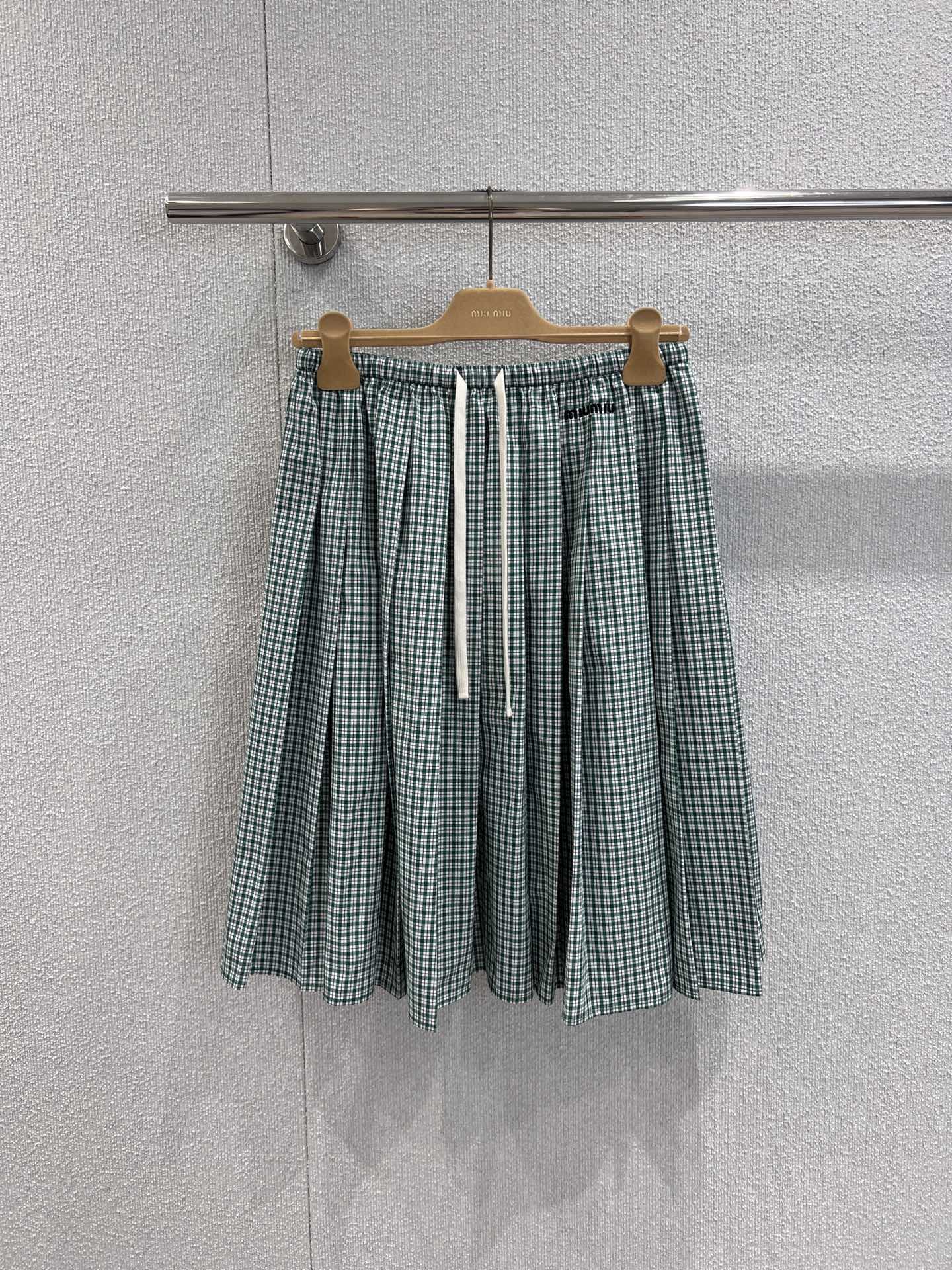 NO:536735,Support replacement MiuMi* 25Fw early autumn new model, micro-label embroidered plaid pleated skirt丨Exclusive yb development!  High-end production!  Fresh green and white plaid fabric, visually full of the vitality and elegance of the academy style; the pleated skirt is lively and elegant, and youthful rhythm is rippling while walking. The elastic drawstring waist design combines comfort and styling, and the white drawstring and plaid form a color contrast. The micro-label embroidery at the waist low-key highlights the brand identity. It can be matched with the same series of plaid shirts to create a retro college style, and can also collide with the simple knitted Polo shirt to create a sweet and cool mixed style. It is an eye-catching item that combines recognition and practical wear. S/M/L real-life details pictures, miumiu, skirts, shirts, alexander wang19860909支持换款 MiuMi* 25Fw早秋新款 微标刺绣格子百褶半身裙丨独家yb开发！高版出品！选用清新绿白格纹面料,视觉上充满学院风的活力与雅致；百褶裙摆灵动飘逸,行走间漾起青春韵律.松紧抽绳腰头设计兼具舒适与造型感,白色抽绳与格纹形成色彩对比,腰间的微标刺绣低调彰显品牌身份,既可搭配同系列格纹衬衫打造成套复古学院造型,又能与简约针织Polo衫碰撞出甜酷混搭风格,是兼具辨识度与实穿性的吸睛单品.现货发售S/M/L实拍细节图,,miumiu,skirts,shirts,alexander wang,Women's clothing