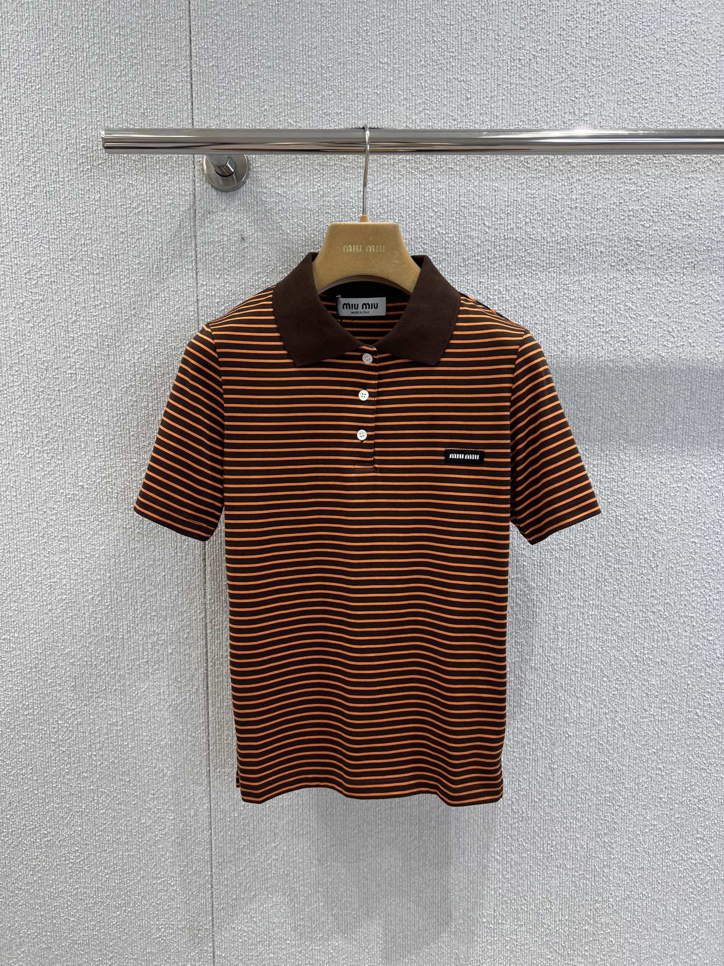 NO:536730,Support replacement MiuMi* 25FW early autumn new model pure cotton slim striped Polo neck short-sleeved top | Exclusive yb development!  High-end production!  Selected high-strength pure cotton fabrics, skin-friendly and breathable, and the texture is crisp. The slim cut out the neat figure, cleverly blending the girl's charm and light luxury style. The brown and orange contrasting stripes are retro and eye-catching, the classic Polo collar design is matched with metal texture buttons, and the collar and striped colors form a layered echo, showing exquisite details. The iconic brand logo on the left chest shows identity in a low-key manner, which is the finishing touch of the brand genes. S/M/L real shot details pictures are available in stock, miumiu, T-shirt, alexander wang19860909支持换款 MiuMi* 25FW早秋新款 纯棉修身条纹Polo领短袖上衣丨独家yb开发！高版出品！精选高支纯棉面料,亲肤透气且质感挺括,修身剪裁勾勒出利落身形,将少女的娇俏与轻奢格调巧妙融合.棕橙撞色条纹复古吸睛,经典Polo领设计搭配金属质感纽扣,领口与条纹色彩形成层次呼应,尽显精致细节.左胸处标志性的品牌徽标,低调彰显身份,是品牌基因的点睛之笔.现货发售S/M/L实拍细节图,,miumiu,T-shirt,alexander wang,Women's clothing