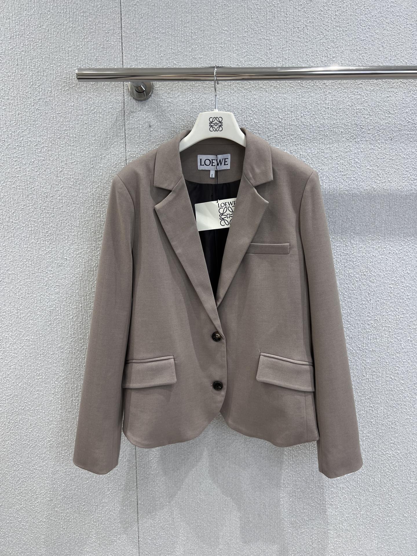 NO:544946,Support replacement Loew* 25FW autumn and winter new model, back waist-closed bag suit collar jacket | Exclusive yb development!  High-end production!  The high-end gray brown worsted fabric is made of delicate texture and draped. The front is the lapel and double buckle design of a classic suit, which is simple and capable; the back is a pioneer design of pleated waist-closing + leather buckle, breaking the convention, collides with soft elements, and the folds flow naturally with the action, giving the suit an unprecedented dynamic aesthetic. S/M/L real-life details pictures, loewe, jackets & coats, business suit, alexander wang19860909支持换款 Loew* 25FW秋冬新款 后背收腰盖袋西装领外套丨独家yb开发！高版出品！采用高级灰咖色精纺面料,质感细腻且自带垂坠感.正面是经典西装的翻领与双扣设计,简约干练；背面则以抽褶收腰+皮革扣带的先锋设计打破常规,将硬朗西装与柔美元素碰撞,行走间褶皱随动作自然流动,赋予西装前所未有的动态美学.现货发售S/M/L实拍细节图,,loewe,jackets & coats,business suit,alexander wang,Women's clothing