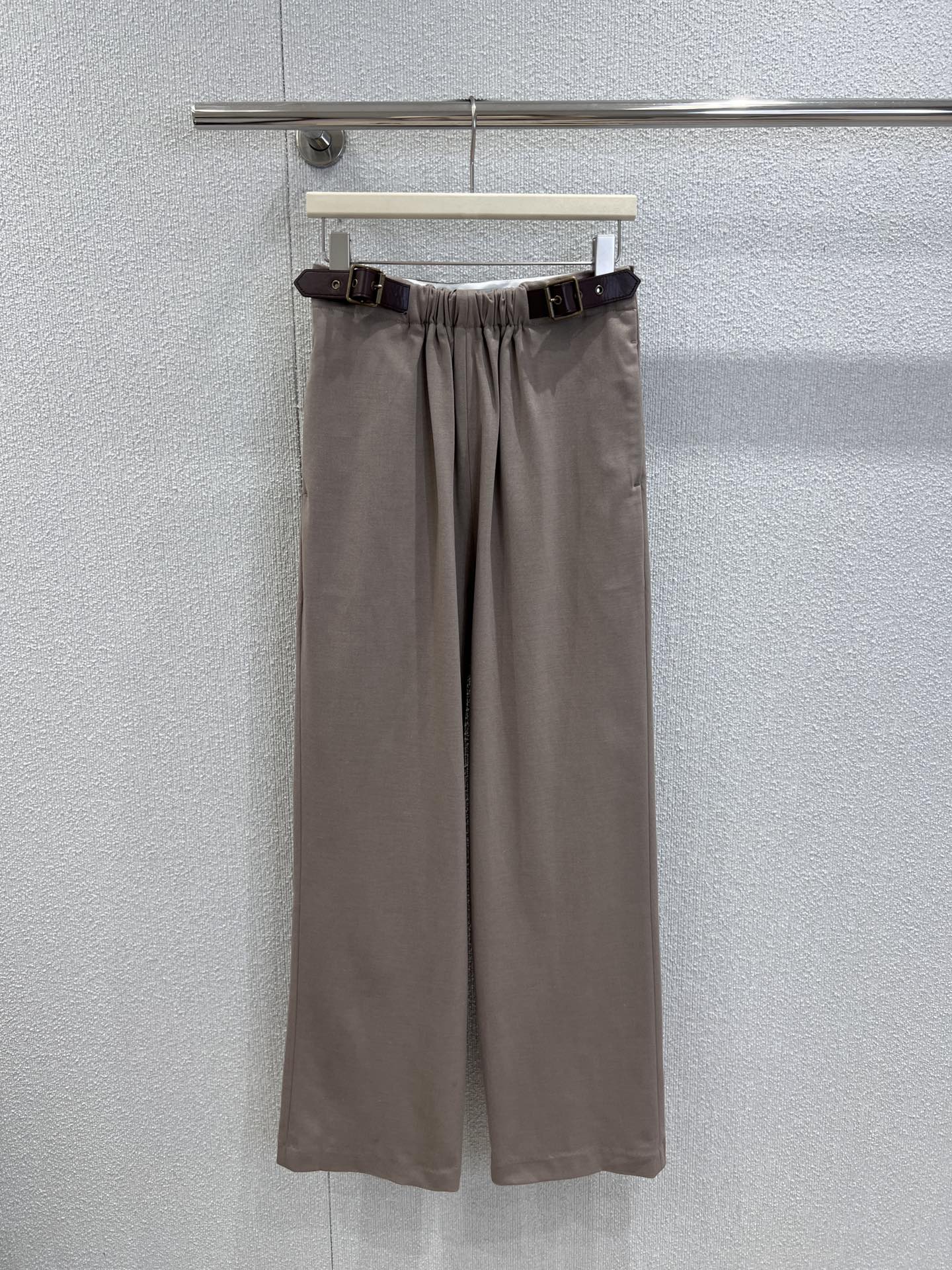 NO:544959,Support replacement Loew* 25FW autumn and winter new style wool belt wide-leg trousers | Exclusive yb development!  High-end production!  High-end gray wool fabric is made of soft and has a delicate texture, which is warm and textured in autumn and winter. The draped fabric characteristics make the pants more fluid. The high-waisted flower bud waist is paired with the iconic leather belt to easily outline the waistline and instantly optimize the body proportions; the ultra-wide-leg silhouette naturally hangs from the waist, covering the flesh and making it look thinner, and injects a strong fashion aura into the shape, and a small person can also wear it with a 'one meter eight' sense. S/M/L real-life details pictures, loewe, alexander wang19860909支持换款 Loew* 25FW秋冬新款 羊毛腰带阔腿长裤丨独家yb开发！高版出品！选用高级灰调羊毛面料,触感柔软且自带细腻纹理,秋冬穿着保暖又显质感.垂坠的面料特性让裤型更具流动感,高腰花苞式腰头搭配标志性的皮革腰带,轻松勾勒腰线,瞬间优化身材比例；超阔腿廓形从腰际自然垂落,遮肉显瘦的同时,为造型注入强烈的时尚气场,小个子也能穿出“一米八”既视感.现货发售S/M/L实拍细节图,,loewe,alexander wang,Women's clothing