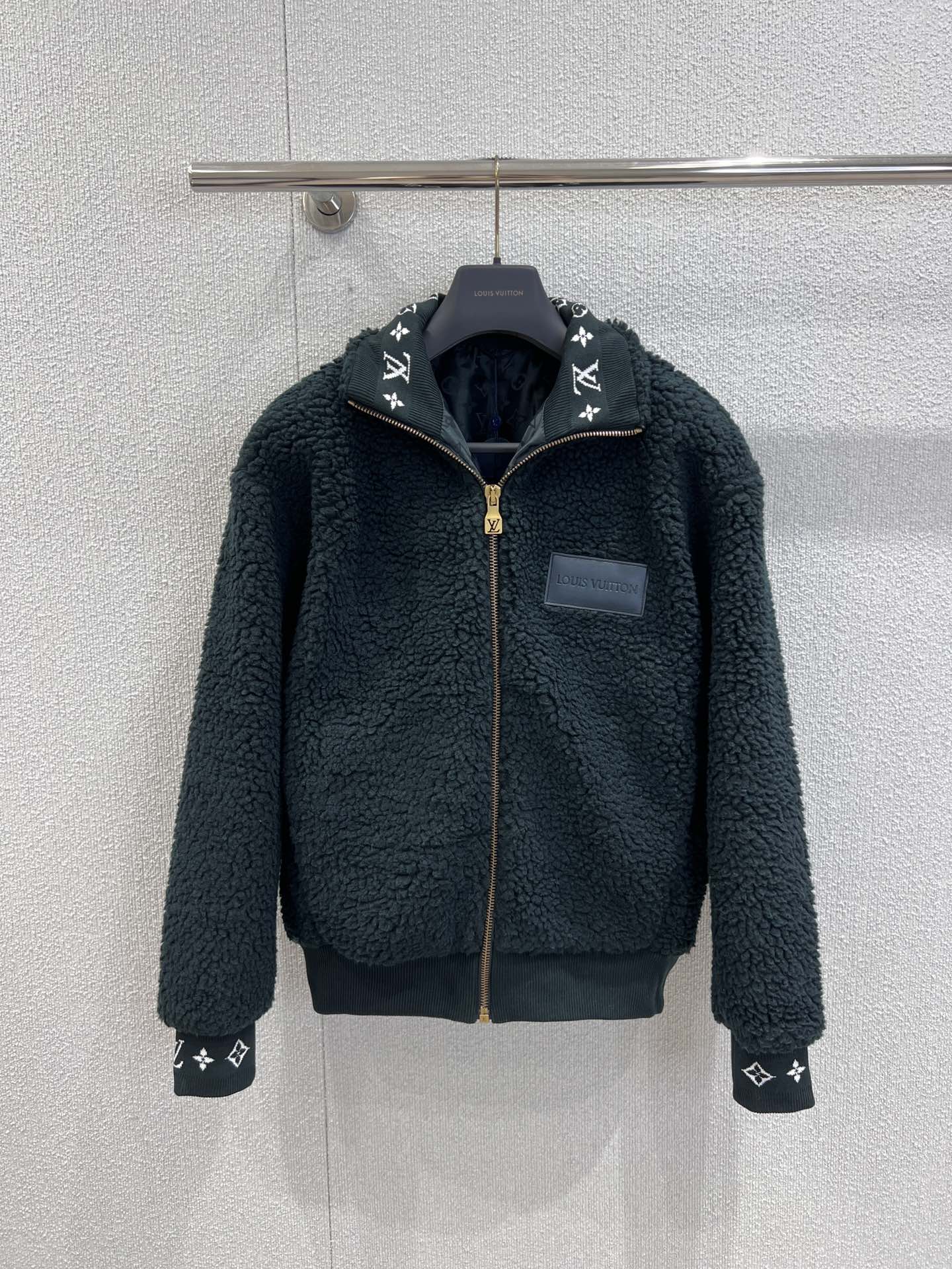 NO:545042,Support replacement Louis Vuitto* 25Fw autumn and winter new style dark green lamb velvet jacket | Exclusive yb development!  High-end production!  Design details show the brand recognition, classic presbyterian elements jacquards of neckline and cuffs, interpreting the brand heritage with exquisite craftsmanship; the leather brand logo patch on the chest is low-key but iconic; paired with golden metal zippers, the tension of luxury bursts in the dark green background, and every detail tells the ingenuity and style. S/M/L real-life details pictures are available in stock, louis vuitton, jackets & coats, alexander wang19860909支持换款 Louis Vuitto* 25Fw秋冬新款 深墨绿色羊羔绒外套丨独家yb开发！高版出品！设计细节处处彰显品牌辨识度领口与袖口的经典老花元素提花,以精致工艺演绎品牌传承；胸前的皮革品牌标识贴片,低调却极具标志性；搭配金色金属拉链,在深墨绿的底色中迸发出奢潮张力,每一处细节都在诉说匠心与格调.现货发售S/M/L实拍细节图,,louis vuitton,jackets & coats,alexander wang,Women's clothing