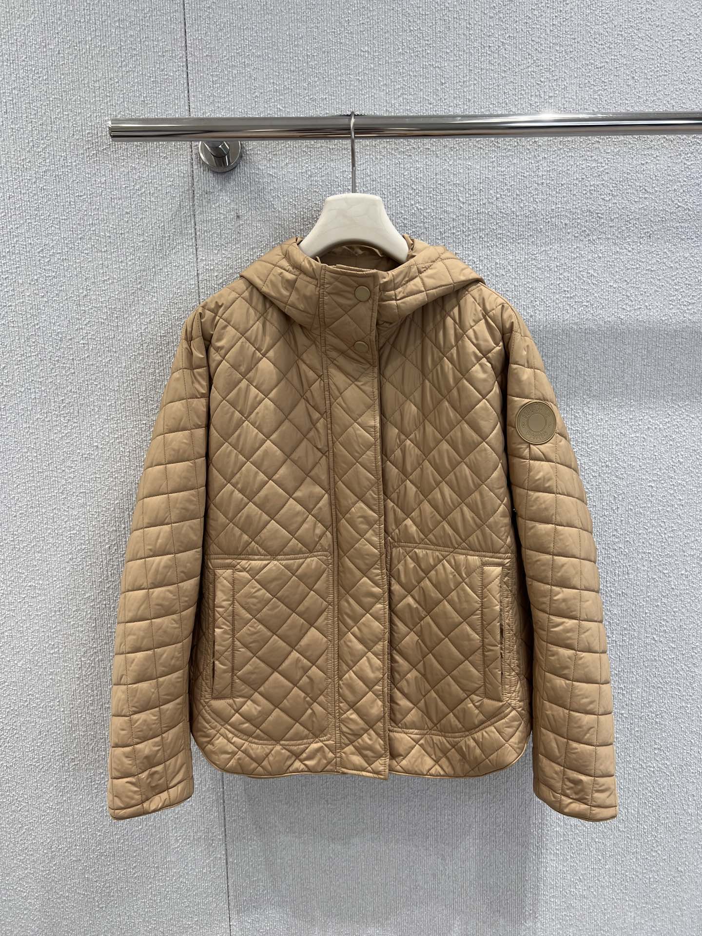 NO:545046,aSupports replacement Herme* 25Fw early autumn new style, classic diamond hooded cotton jacket | Exclusive yb development!  High-end production!  Classic diamond quilting craftsmanship runs through the body, and each line shows the brand's ultimate pursuit of details, perfectly combining French elegance with practical warmth. The soft warm color scheme is healing like the warm sun in winter; the deep black style interprets the low-key luxury and high-end sense. The hooded design adds casual vitality, whether it is matched with commuter trousers or casual denim, it can easily create a 'workless noble feeling'. S/M/L real-life details pictures on sale, hermes, jackets & coats, hats, alexander wang19860909a支持换款Herme* 25Fw早秋新款 经典菱格连帽棉服外套丨独家yb开发！高版出品！经典菱格绗缝工艺贯穿衣身,每一道线条都尽显品牌对细节的极致追求,将法式优雅与实用保暖完美融合.柔和的暖调色系,如冬日暖阳般治愈；深邃的黑色款,又诠释着低调奢华的高级感.连帽设计增添随性活力,无论是搭配通勤西裤,还是休闲牛仔,都能轻松打造出“毫不费力的贵气感”.现货发售S/M/L实拍细节图,,hermes,jackets & coats,hats,alexander wang,Women's clothing