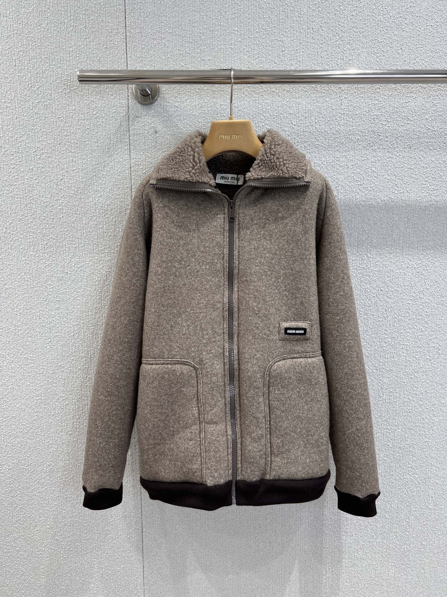 NO:536740,Support replacement Miumi* 25Fw early autumn new style soft silhouette lamb fur coat | Exclusive yb development!  High-end production!  Warm colors, with gentle filters, fluffy inside, warm and healing~ Paired with pink clothes and plaid skirts, the sweet and cool feeling is directly filled with, the autumn and winter atmosphere is here, whoever wears it looks good, it is a sure eye-catching weapon to be released on the street, S/M/L real-life detailed pictures, miumiu, skirts, jackets & coats, alexander wang19860909支持换款 Miumi* 25Fw早秋新款 软乎乎廓形羊羔毛外套丨独家yb开发！高版出品！暖呼呼的颜色,自带温柔滤镜,内里毛绒绒的,保暖又治愈～搭配粉衣和格纹裙,甜酷感直接拉满,秋冬氛围感这不就有了,谁穿谁好看,妥妥的出街吸睛利器现货发售S/M/L实拍细节图,,miumiu,skirts,jackets & coats,alexander wang,Women's clothing