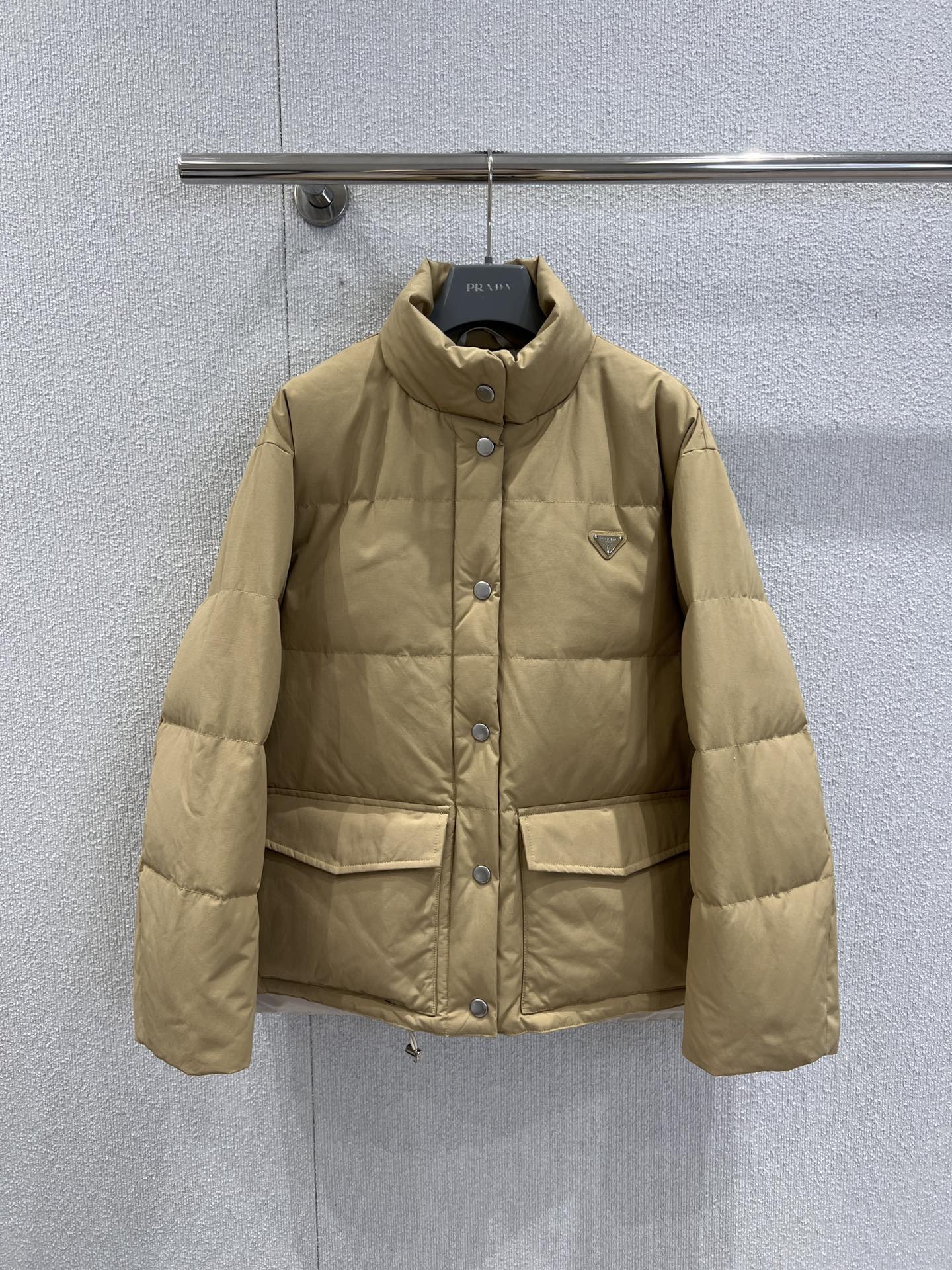 NO:544918,With dust bag Prad* 25FW autumn and winter new style stand collar khaki down jacket | Exclusive yb development!  High-end production!  Use soft khaki matte fabric, with a low-key and restrained high-quality texture, which shines delicately against the backdrop of light. The iconic triangle logo embellishes on the chest, awakening the brand recognition with minimalist design, without excessive modification, filled with high-quality down, fluffy and warmth locking, allowing you to coexist in this autumn and winter. S/M/L real-life details pictures, prada, jackets & coats, down jacket, alexander wang19860909配防尘袋 Prad* 25FW秋冬新款 立领卡其色羽绒服外套丨独家yb开发！高版出品！选用柔和卡其色哑光面料,自带低调内敛的高级质感,在光线映衬下泛着细腻光泽.标志性的三角徽标点缀于胸前,以极简设计唤醒品牌辨识度,无需过多修饰,填充高品质羽绒,蓬松度与锁温性俱佳,让你在这个秋冬,温暖与品味并存.现货发售S/M/L实拍细节图,,prada,jackets & coats,down jacket,alexander wang,Women's clothing