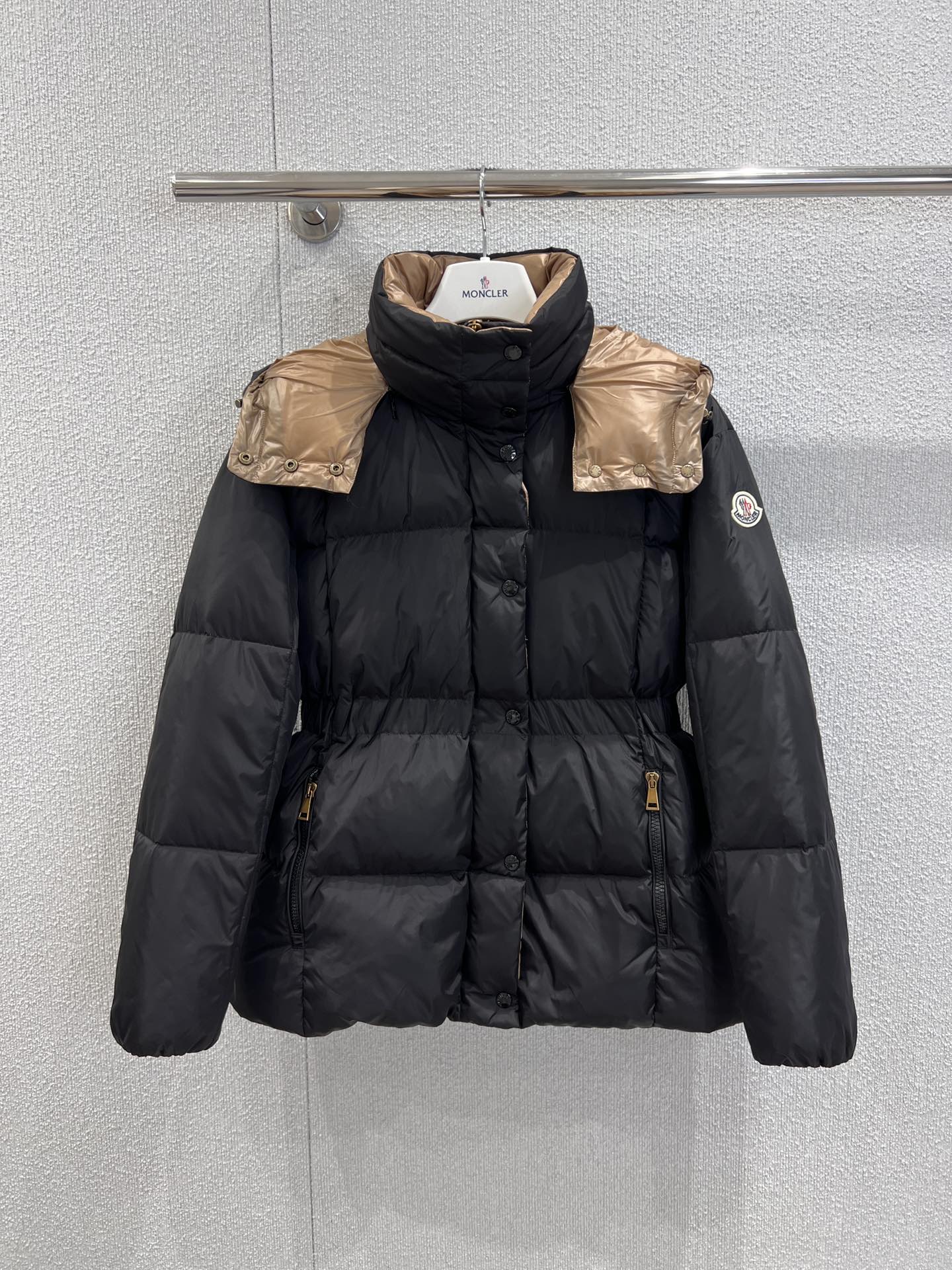 NO:544902,With dust bag Moncle* 25FW autumn and winter new model AGNEUX classic waist-closing black gold down jacket | Exclusive yb development!  High-end production!  A pure black matte down fabric creates a neat silhouette, paired with a champagne gold contrasting hooded design, the classic black and gold combination is visually impactful and has a low-key luxury texture. AGNEUX uses a hidden waist drawstring, which can outline a slender waistline with a slight pull, perfectly blending French elegance with winter warmth. The iconic arm embellishes the arms, instantly awakens the brand recognition, and the walking is full of high-end fashion aura. S/M/L real-life details pictures are available in stock, down jacket, hats, alexander wang19860909配防尘袋 Moncle* 25FW秋冬新款 AGNEUX经典收腰黑金羽绒服丨独家yb开发！高版出品！以纯黑哑光羽绒面料塑造利落廓形,搭配香槟金撞色连帽设计,经典黑金组合在视觉上极具冲击力,低调中透着奢华质感.AGNEUX采用隐藏式收腰抽绳,轻轻一拉便能勾勒出纤细腰线,将法式优雅与冬日保暖完美融合.标志性的袖标点缀臂间,瞬间唤醒品牌辨识度,行走间尽是高端时装的气场.现货发售S/M/L实拍细节图,,down jacket,hats,alexander wang,Women's clothing