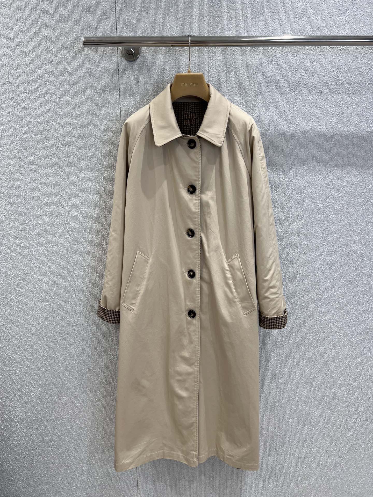 NO:536759,Support replacement MiuMi* 25Fw autumn and winter new style, single-breasted twill houndstooth long windbreaker jacket on both sides | Exclusive yb development!  High-end production!  Selected high-quality fabrics, on one side is soft khaki twill fabric, and on the other side is retro houndstooth plaid, which is crisp and stylish but not without softness, and can comfortably decorate the body. The single-breasted metal texture buttons, whether it is the simple style of khaki or the retro style of houndstooth, can become the focus of various scenes, allowing you to play with multiple styles in early autumn outfits. S/M/L real-life details pictures are available in stock, miumiu, jackets & coats, alexander wang19860909支持换款 MiuMi* 25Fw秋冬新款 两面穿单排扣斜纹千鸟格长款风衣外套丨独家yb开发！高版出品！精选高品质面料,一面是柔和卡其色斜纹面料,另一面是复古千鸟格纹,挺括有型却不失柔软度,穿着舒适又能很好地修饰身形.单排扣的金属质感纽扣,无论是卡其色的简约风,还是千鸟格的复古风,都能在各种场景中成为焦点,让你在早秋的穿搭里玩转出多重风格.现货发售S/M/L实拍细节图,,miumiu,jackets & coats,alexander wang,Women's clothing