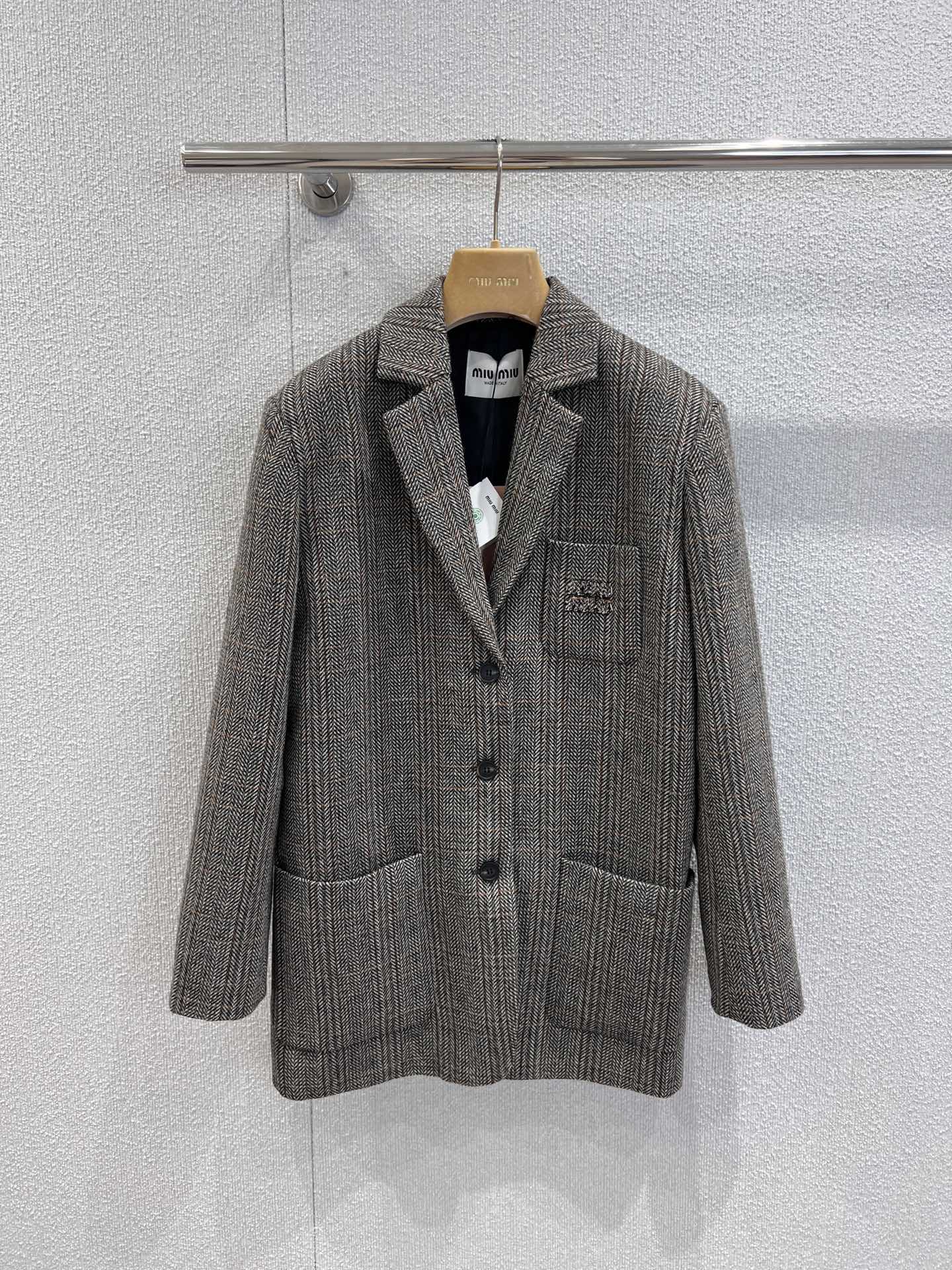 NO:544947,Support replacement MiuMi* 25FW autumn and winter new model, lapel plaid pocket suit jacket | Exclusive yb development!  High-end production!  Selected retro plaid worsted wool fabric, the classic reel continues the genes of formal wear, but uses shoulder-length sleeves and oversize loose style to break the routine, and the chest pockets are decorated with brand identity, which is a low-key declaration of identity recognition; the neat three-button design hides retro style, and the exquisiteness of the cuff buttons adds the finishing touch to the overall shape. S/M/L real-life details pictures are available in stock, miumiu, versace, jackets & coats, business suit, alexander wang19860909支持换款 MiuMi* 25FW秋冬新款 翻领格纹口袋西装外套丨独家yb开发！高版出品！甄选复古格纹精纺羊毛面料,经典翻驳领延续正装基因,却以落肩宽袖、oversize宽松版型打破常规,胸前口袋点缀品牌标识,是身份辨识度的低调宣言；利落的三粒扣设计暗藏复古格调,袖口纽扣的精致感为整体造型画龙点睛.现货发售S/M/L实拍细节图,,miumiu,versace,jackets & coats,business suit,alexander wang,Women's clothing