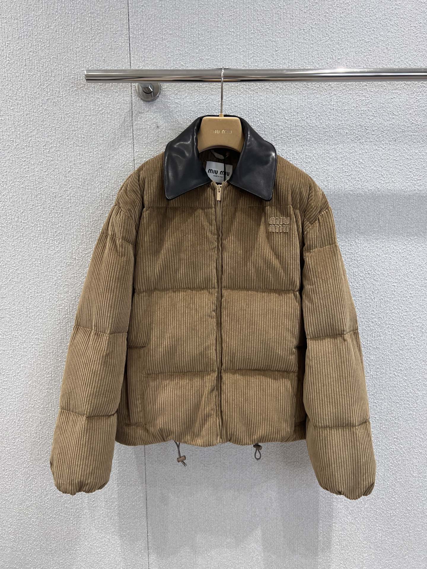 NO:544961,With dust bag MiuMi* 25Fw autumn and winter new corduroy cowhide collar down jacket jacket | Exclusive yb development!  High-end production!  Selected retro brown corduroy fabric, vertical texture has a texture of time, and delicate layers are smudged in the light; the splicing design of black real cowhide leather lapels injects cool edge into the whole, and is the finishing touch of the style switching between sweet girls and cool girls. The silhouette is oversize fluffy, which can not only accommodate various inner wear, but also create a casual and unrestrained winter style with a relaxed feeling of 'bread suit'. Details of S/M/L on sale in stock, miumiu, versace, jackets & coats, down jacket, cowhide, alexander wang19860909配防尘袋 MiuMi* 25Fw秋冬新款 灯芯绒拼牛皮领羽绒服外套丨独家yb开发！高版出品！甄选复古棕调灯芯绒面料,竖纹肌理自带岁月质感,在光线中晕染出细腻的层次；黑色真牛皮革翻领的拼接设计,为整体注入酷感锋芒,是甜妹与酷姐风格切换的点睛之笔.廓形上采用oversize蓬松剪裁,既能包容各种内搭,又以“面包服”式的松弛感,营造出随性不羁的冬日造型感.现货发售S/M/L实拍细节图,,miumiu,versace,jackets & coats,down jacket,cowhide,alexander wang,Women's clothing