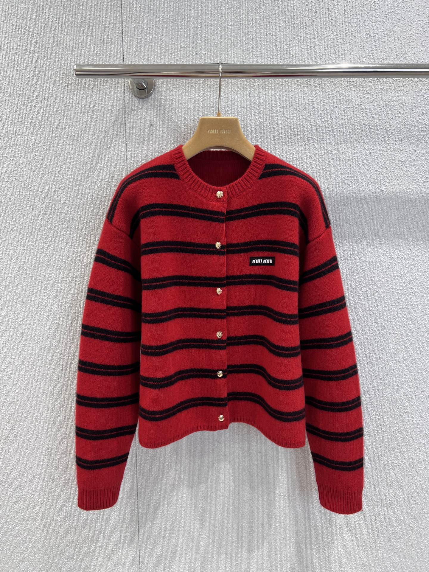 NO:545058,Support replacement MiuMi* 25Fw autumn and winter new style retro striped round neck knitted cardigan丨Exclusive yb development!  High-end production!  Cashmere wool worsted fabric is soft and has excellent warmth. The round neck design is simple and atmospheric. It is matched with the brand's iconic gold metal buttons, and the details show the luxurious texture. The contrasting stripes are intertwined with warm red and classic black, which is very visually impactful and instantly awakens the vitality of autumn and winter outfits. S/M/L real-life details pictures are available in stock, miumiu, alexander wang19860909支持换款 MiuMi* 25Fw秋冬新款 复古条纹圆领针织开衫丨独家yb开发！高版出品！采用羊绒羊毛精纺面料,触感柔软且保暖性出色,圆领设计简约大气,搭配品牌标志性的金色金属纽扣,细节处尽显奢华质感；以热烈红与经典黑交织出撞色条纹,在视觉上极具冲击力,瞬间唤醒秋冬穿搭的活力感.现货发售S/M/L实拍细节图,,miumiu,alexander wang,Women's clothing