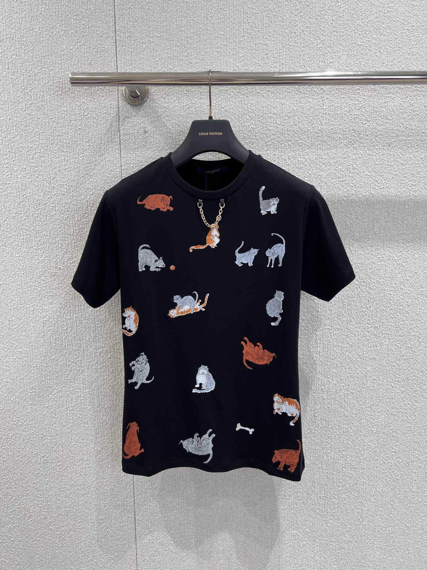 NO:545031,Support replacement Louis Vuitto* 25Fw autumn and winter new style cute cat printed short-sleeved T-shirt | Exclusive yb development!  High-end production!  The full cat prints are presented in delicate craftsmanship. Each cat has different postures, either sitting lazy, playing, or looking curiously. Against the backdrop of the pure black background, the color layers are clear and artistic, as if it is worn by a miniature 'cat paradise' on its body. Paired with the brand's iconic metal chain cat necklace, the theme is echoed from the details, and the exquisiteness of the luxury goods is instantly filled. S/M/L real-life details pictures are available in stock, louis vuitton, T-shirt, tees, t-shirt, necklace, alexander wang19860909支持换款 Louis Vuitto* 25Fw秋冬新款 萌趣猫咪印花短袖T恤丨独家yb开发！高版出品！满幅的猫咪印花采用细腻工艺呈现,每一只喵都姿态各异或慵懒瘫坐、或俏皮玩闹、或好奇张望,在纯黑底色的衬托下,色彩层次分明又极具艺术感,仿佛将一个微型“猫咪乐园”穿在了身上.搭配品牌标志性的金属链条猫咪项链,从细节处呼应主题,奢品的精致感瞬间拉满.现货发售S/M/L实拍细节图,,louis vuitton,T-shirt,tees，t-shirt,necklace,alexander wang,Women's clothing