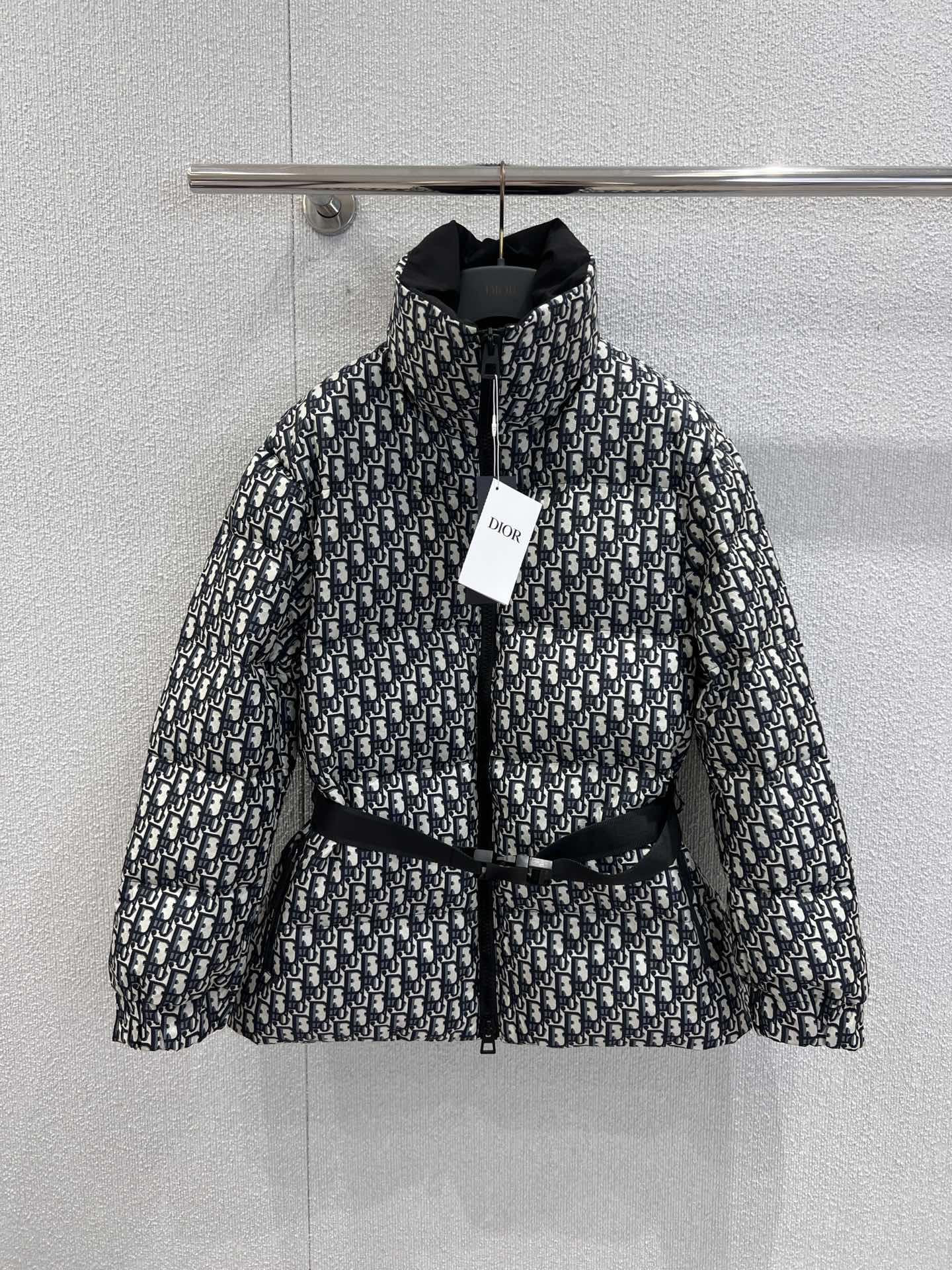 NO:546155,Support replacement Dio* 25Fw autumn and winter new model Alps ski limited cotton jacket | Exclusive yb development!  High-end production!  Customized high-density tech taffeta Oblique jacquard fabric!  Double-layer craft design for inner windproof!  The classic presbyopia belt has a waist-tight fit and is handsome and cool!  Customized three-dimensional tailoring and wide fit, with huge slim upper body. A must-have item for white, rich and beautiful beauty!  Original development of customized hardware accessories, workmanship quality depends on details, S/M/L real photos of real photos, dior, loro piano, jackets & coats, alexander wang19860909支持换款 Dio* 25Fw秋冬新款 阿尔卑斯Alps滑雪限定棉服外套丨独家yb开发！高版出品！定制高密度科技塔夫绸Oblique提花面料！内里防风双层工艺设计！经典老花腰带收腰设身版型帅气又拉风 ！定制立体剪裁挺阔版型上身巨显瘦.白富美必备单品！原版开发定制五金配件,做工品质看细节 现货发售S/M/L实拍细节图,,dior,loro piana,jackets & coats,alexander wang,Women's clothing