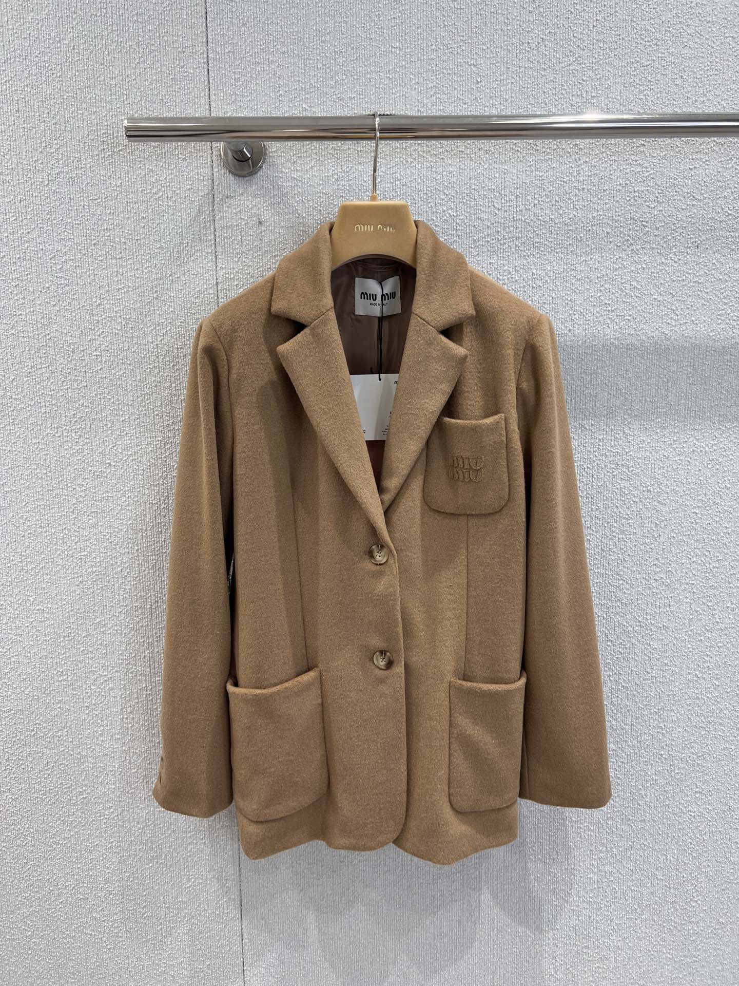 NO:546192,Support replacement MiuMi* 25FW autumn and winter new style, patch embroidered lapel suit jacket | Exclusive yb development!  High-end production!  Camel wool fabric has a high-end texture, and the classic lapel + double-breasted design is the elegant background color of commuter outfits, while the brand patch embroidery details on the chest quietly reveal the playful thoughts of Miu-style girls. The loose cut weakens the formality of the suit, but retains the lazy and noble temperament of the 'Upper East District Miss' in a casual manner. Whether it is single or layered, you can easily grasp the style level. S/M/L real-life details pictures are available for sale in stock, miumiu, jackets & coats, business suit, alexander wang19860909支持换款 MiuMi* 25FW秋冬新款 贴布绣翻领西装外套丨独家yb开发！高版出品！驼色羊毛面料自带高级质感,经典翻领+双排扣设计是通勤装的优雅底色,而胸口的品牌贴布绣细节,又悄悄泄露了Miu式少女的俏皮心思.宽松剪裁弱化了西装的正式感,却在随性中保留了“上东区大小姐”的慵懒贵气,无论是单穿还是叠搭,都能轻松拿捏风格层次.现货发售S/M/L实拍细节图,,miumiu,jackets & coats,business suit,alexander wang,Women's clothing