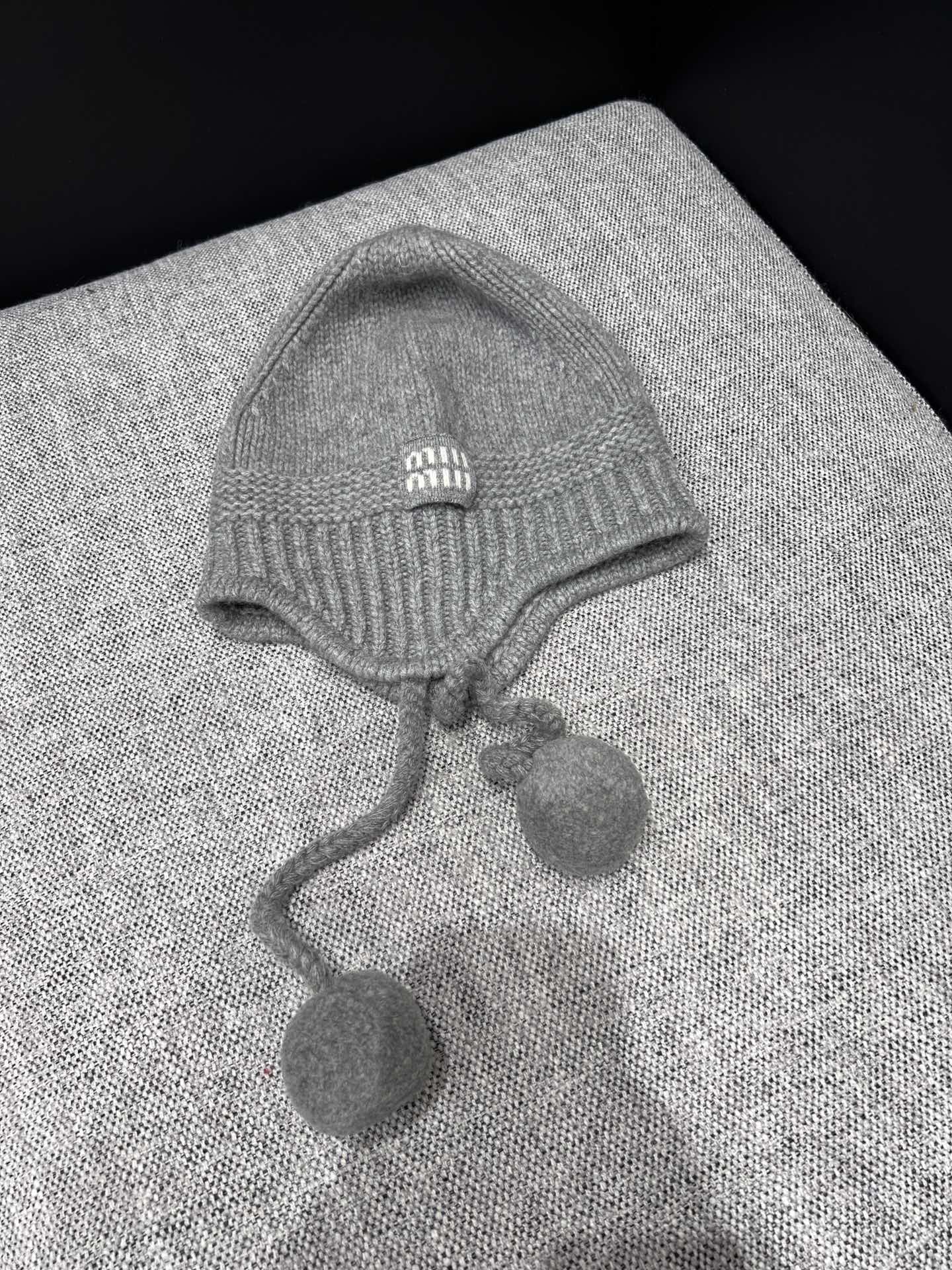 NO:545073,Support replacement Miumi* 25Fw autumn and winter new style, ear protection ball cashmere knit hat | Exclusive yb development!  High-end production!  Selected high-quality cashmere blend fabric, the knitted texture is delicate and dense, the touch is soft and skin-friendly, the classic ear-protecting style effectively resists the cold wind, protects both ears from freezing, the plush balls on both sides are playful and cute, injecting sweet elements into the overall shape; the hat body brand logo is low-key and recognizable, and the details show the identity of the luxury brand, and the sweet and cool style is instantly full. Spot sale one-size (F) real-time details pictures, miumiu, hats, alexander wang19860909支持换款 Miumi* 25Fw秋冬新款 护耳毛球羊绒针织帽丨独家yb开发！高版出品！精选高品质羊绒混纺面料,针织纹理细腻密实,触感柔软亲肤,经典护耳版型有效抵御寒风,呵护双耳不受冻,两侧的毛绒球俏皮可爱,为整体造型注入甜美元素；帽身品牌标识低调又具辨识度,细节处彰显奢牌身份,甜酷风格瞬间拉满.现货发售均码（F)实拍细节图,,miumiu,hats,alexander wang,Women's clothing