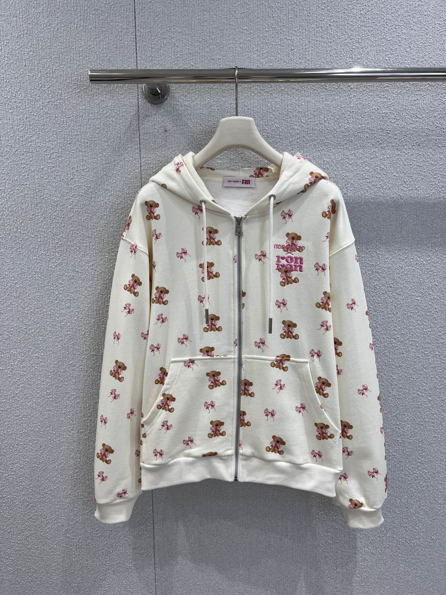 NO:546180,Jackets and hoodies support replacement 13DE X RONR*N Co-branded series 25Fw autumn new style Full-print casual hooded sweatshirt jacket + hoodies suit 丨Exclusive high-end production!  The full picture of bear print comes with healing buff. Each bear is tied with a pink bow and is sweetly 'sticked' on the beige/light gray background. It is so cute that it is foul but not childish. The combination of hooded zipper sweatshirts + wide-leg sweatshirts is the standard for lazy and casualness; the loose style is very friendly to all figures, and it is the comfort of 'wearing clouds on your body'. The brand logo in the details is scheming, and the trendy attributes are directly full. S/M/L is available in stock, hoodie, sweatshirts, jackets & coats, hats, alexander wang19860909外套 卫裤支持换款 13DE X RONR*N 联名系列 25Fw秋季新款 满印休闲连帽卫衣外套+卫裤套装丨独家高版出品！满幅的小熊印花自带治愈buff,每只小熊都系着粉色蝴蝶结,在米白/浅灰的底色上甜甜地“贴贴”,可爱到犯规却又不幼稚.连帽拉链卫衣+阔腿卫裤的组合,是慵懒随性的标配；宽松版型对各种身材都很友好,穿上就是“把云朵穿在身上”的舒适感.细节处的品牌标识暗藏心机,潮人属性直接拉满.现货发售S/M/L,,hoodie,sweatshirts,jackets & coats,hats,alexander wang,Women's clothing