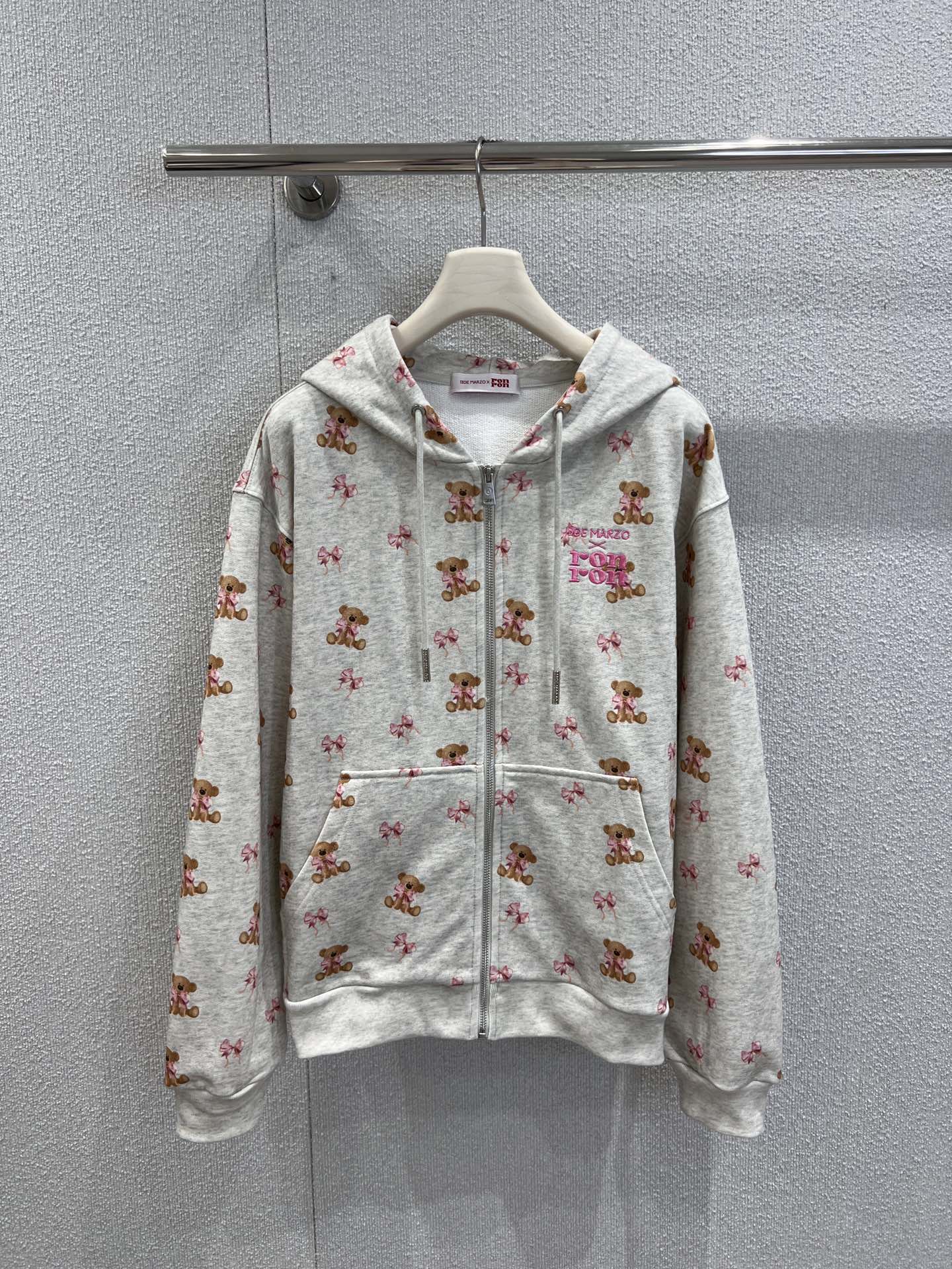 NO:546171,Jackets and hoodies support replacement 13DE X RONR*N Co-branded series 25Fw autumn new style Full-print casual hooded sweatshirt jacket + hoodies suit 丨Exclusive high-end production!  The full picture of bear print comes with healing buff. Each bear is tied with a pink bow and is sweetly 'sticked' on the beige/light gray background. It is so cute that it is foul but not childish. The combination of hooded zipper sweatshirts + wide-leg sweatshirts is the standard for lazy and casualness; the loose style is very friendly to all figures, and it is the comfort of 'wearing clouds on your body'. The brand logo at the details is scheming, and the trendy attributes are directly full. S/M/L real-life details pictures are on sale, hoodie, sweatshirts, jackets & coats, hats, alexander wang19860909外套 卫裤支持换款 13DE X RONR*N 联名系列 25Fw秋季新款 满印休闲连帽卫衣外套+卫裤套装丨独家高版出品！满幅的小熊印花自带治愈buff,每只小熊都系着粉色蝴蝶结,在米白/浅灰的底色上甜甜地“贴贴”,可爱到犯规却又不幼稚.连帽拉链卫衣+阔腿卫裤的组合,是慵懒随性的标配；宽松版型对各种身材都很友好,穿上就是“把云朵穿在身上”的舒适感.细节处的品牌标识暗藏心机,潮人属性直接拉满.现货发售S/M/L实拍细节图,,hoodie,sweatshirts,jackets & coats,hats,alexander wang,Women's clothing