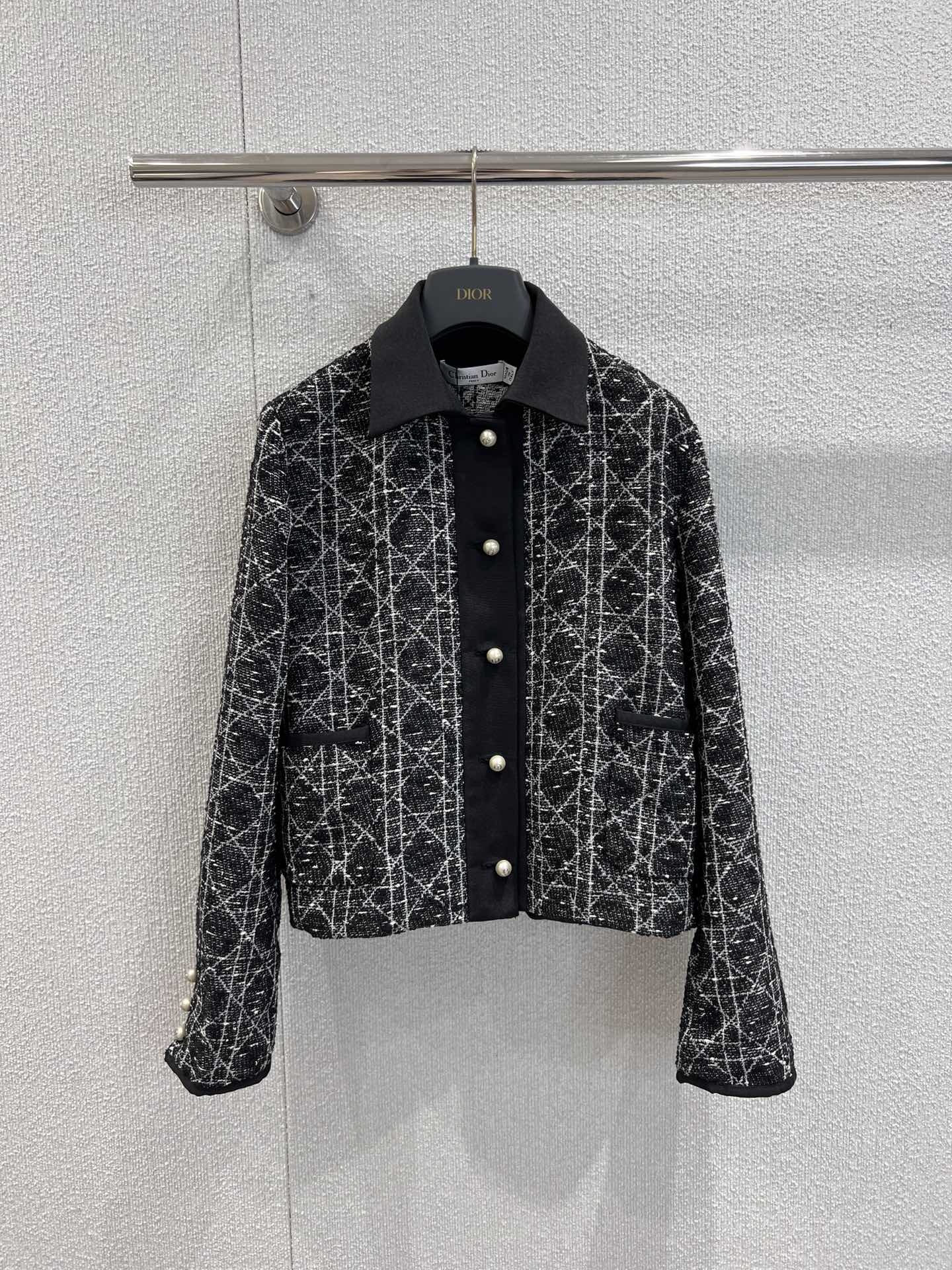 NO:546156,Support replacement Dio* 25Fw autumn and winter new style, Qianjin rattan plaid jacket | Exclusive yb development!  High-end production!  Custom-made blended tweed, black and white rattan plaids interwoven to create a delicate texture, radiating delicate pearlescent under the light, combining French romance and Italian luxury. The three-dimensional tailoring outlines the shoulder line, and the short style raises the waistline to easily create a golden ratio; the placket and cuffs embellish the pearl buckle, which is a delicate balance between the girlish and the noble sense, and each one looks like an elegant symbol condensed by time. S/M/L real-life details pictures are available in stock, dior, jackets & coats, gold, alexander wang19860909支持换款 Dio* 25Fw秋冬新款 千金藤格纹外套丨独家yb开发！高版出品！采用定制混纺粗花呢,黑白藤格纹交织出精致肌理,于光线下泛着细腻珠光,将法式浪漫与意式奢雅揉为一体.立体剪裁勾勒利落肩线,短款版型拉高腰线,轻松打造黄金比例；门襟与袖口点缀珍珠扣饰,是少女感与贵妇感的精妙平衡,每一颗都似时光凝萃的优雅符号.现货发售S/M/L实拍细节图,,dior,jackets & coats,gold,alexander wang,Women's clothing