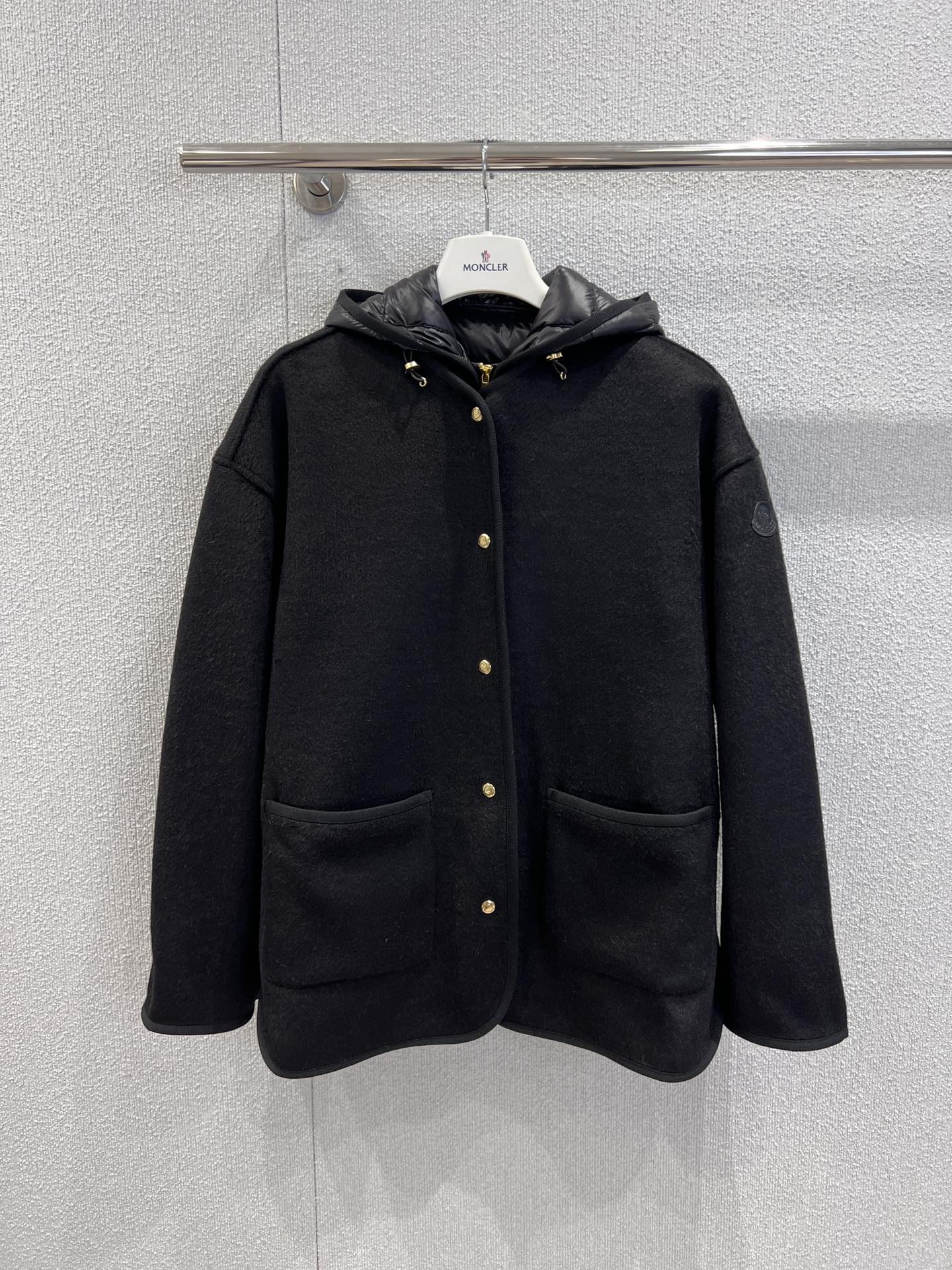 NO:546169,With dust bag Moncl*r 25Fw autumn and winter new style Reposse Women's three-in-one wool and cashmere short down jacket jacket | Exclusive yb development!  High-end production!  [Wear multiple clothes] Made of wool and cashmere fabric, a gorgeous three-in-one design, soft and glutinous as clouds, and the upper body has a high-end matte texture; the three-in-one modular design is a model of ingenuity-the outer layer is a short jacket with neat cut, simple and atmospheric silhouette, and the gold buckle embellishment shows French elegance; the inside is hidden in the removable down vest, lightweight filling but warm and full of shape, single wear is a vibrant layered item, and the inner wear injects fluffy and agility into the jacket. S/M/L real-life details pictures, Jackets & coats, jackets & coats, down jacket, alexander wang19860909配防尘袋 Moncl*r 25Fw秋冬新款 Reposse女士三合一羊毛和羊绒短款羽绒夹克外套丨独家yb开发！高版出品！【一衣多穿】采用羊毛和羊绒面料制成,华丽三合一设计,触感柔糯如云朵,上身自带高级哑光质感；三合一模块化设计堪称巧思典范——外层是剪裁利落的短款夹克,廓形简约大气,金扣点缀尽显法式优雅；内里隐藏可拆卸羽绒马甲,轻量充绒却暖意满格,单穿是活力叠穿单品,内搭则为外套注入蓬松灵动感.现货发售S/M/L实拍细节图,,jackets & coats,jackets & coats,down jacket,alexander wang,Women's clothing