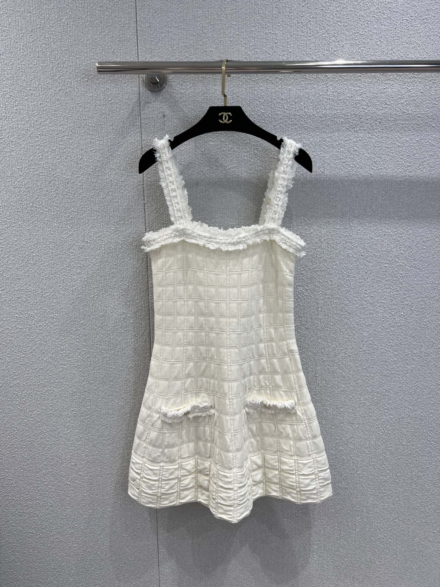 NO:546177,Support replacement Chane* 25B high-end handicraft workshop series new style white fur plaid suspender vest dress | Exclusive yb development!  High-end production!  Select delicate fabrics, and use hand-made breasts to outline the outline of the suspenders and skirts. Each strand of hair is like a delicate footnote tempered by time; the waist-hugging design naturally outlines the waist, and the slightly flickered curve adds a bit of charm; the iconic double pockets are decorated with metal buckles, and the retro plaid texture is three-dimensional and full, and the layered rhythm is rippling under the light and shadow, just like wearing the craftsmanship of the Paris Haute Couture Workshop on your body. S/M/L real-life details pictures, chanel, skirts, alexander wang19860909支持换款 Chane* 25B高级手工坊系列新款 白色毛毛格子吊带背心连衣裙丨独家yb开发！高版出品！甄选细腻面料,以手工毛边勾勒吊带与裙身轮廓,每一缕毛须都似时光淬炼的精致注脚；收腰设计自然勾勒腰肢,下摆微喇弧度又添几分娇俏；标志性双口袋缀以金属饰扣,复古格纹肌理立体饱满,在光影下漾开层次韵律,宛如把巴黎高定工坊的匠心密语穿在身上.现货发售S/M/L实拍细节图,,chanel,skirts,alexander wang,Women's clothing