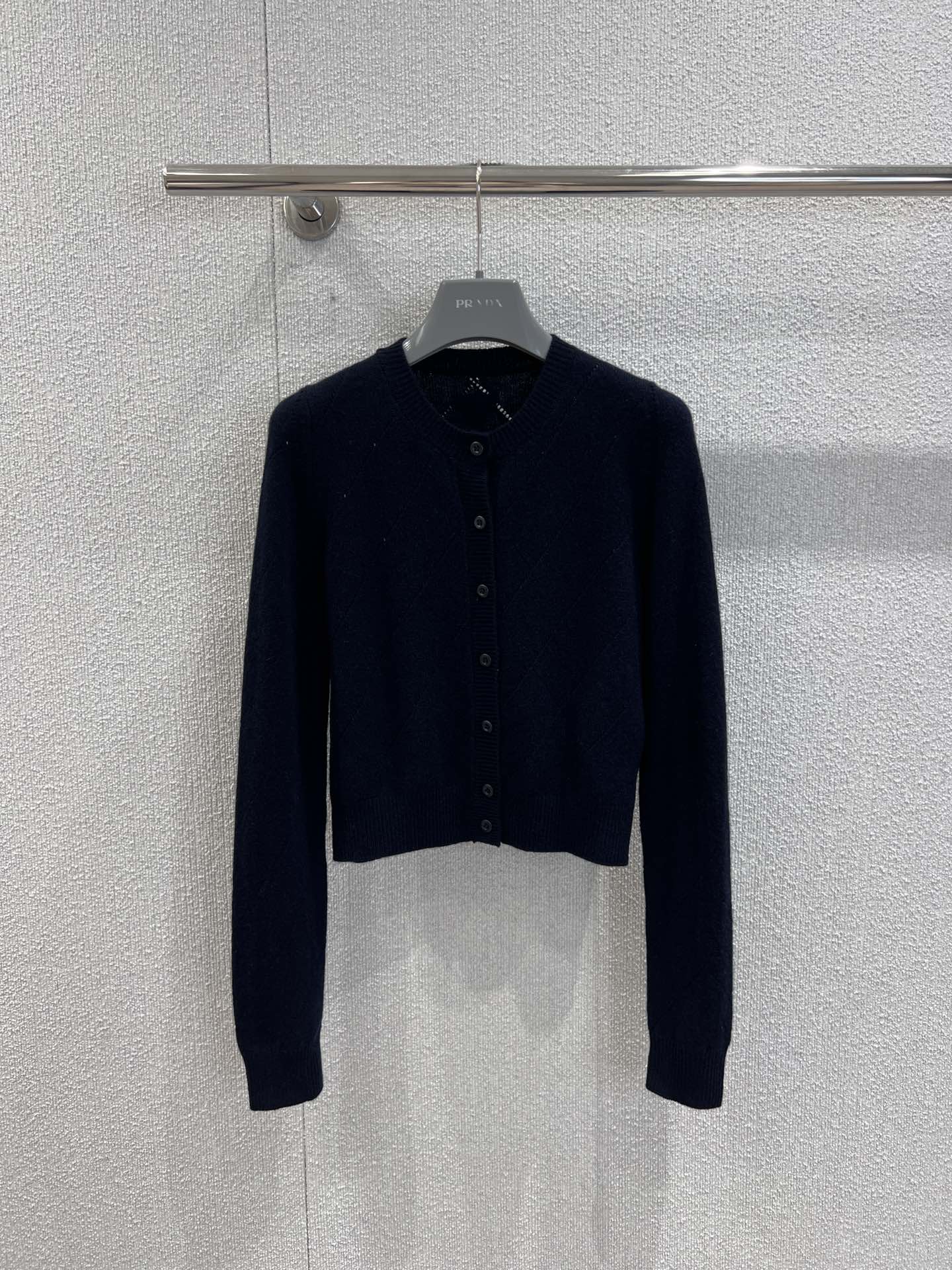 NO:547812,Support replacement Prad* 25Fw early autumn new style retro diamond cashmere knitted cardigan丨Exclusive yb development!  High-end production!  The top-grade cashmere knitted feels soft and glutinous, skin-friendly and warm, both online; the round neck is slim-fitting, neatly outlines the shoulder and neck lines, the short silhouette raises the waistline, the single-row button design is simple and atmospheric, the retro diamond pattern is presented with precision knitting technology, the texture is three-dimensional and rhythmic, and the low-key exudes a sense of exquisiteness. S/M/L real shot details pictures, prada, alexander wang19860909支持换款 Prad* 25Fw早秋新款 复古菱格羊绒针织开衫丨独家yb开发！高版出品！采用顶级山羊绒编织,触感软糯如云,亲肤性与保暖性双在线；圆领修身剪裁,利落勾勒肩颈线条,短款廓形拉高腰线,单排纽扣设计简约大气,复古菱格纹以精密针织工艺呈现,纹理立体且富有韵律,低调中透着精致感.现货发售S/M/L实拍细节图,,prada,alexander wang,Women's clothing