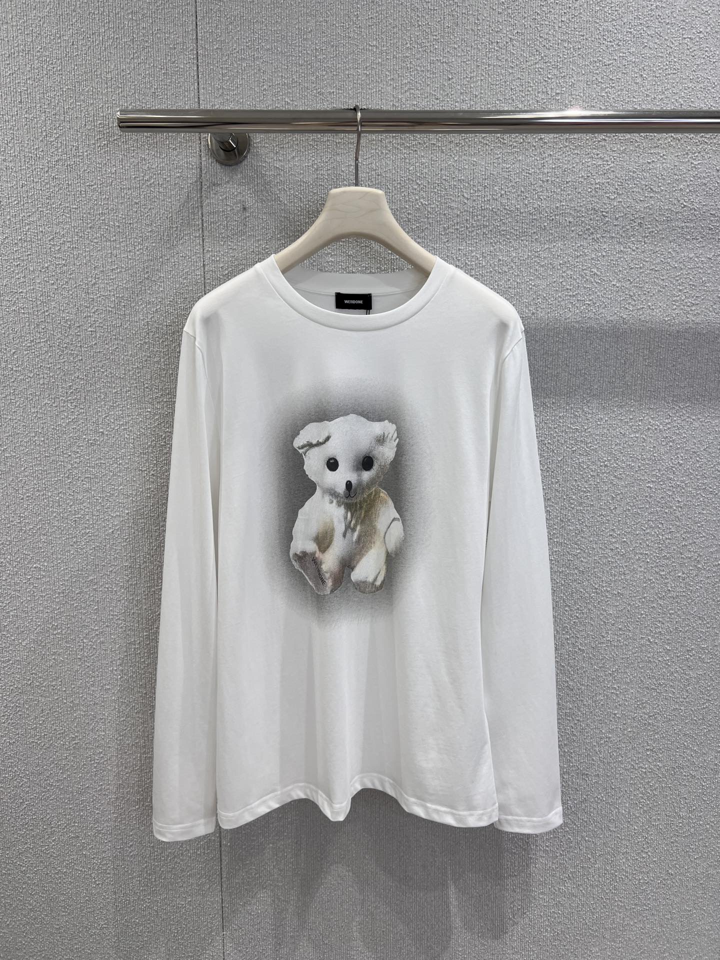 NO:547789,aSupport replacement We11don* 25Fw early autumn new style Bear letter printed long-sleeved T-shirt丨Exclusive high-end production!  The front is a cute little bear with an old texture, with a cute look and a retro filter; the back is the brand's iconic three-dimensional letters, loose round neck and long sleeves, which are friendly to all kinds of body shapes. It can not only create the sweet and spicy feeling of missing bottoms, but also layered inside to highlight the layering. It is a universal brand for early autumn outfits. S/M/L real photos are available in stock, tees, t-shirt, alexander wang19860909a支持换款 We11don* 25Fw早秋新款 小熊字母印花长袖T恤丨独家高版出品！正面是做旧质感的萌系小熊,神态憨态可掬,自带复古滤镜；背面是品牌标志性的立体字母,宽松圆领长袖版型,对各种身形友好,既能单穿打造下衣失踪的甜辣感,又能内搭叠穿凸显层次感,是早秋穿搭的万能牌.现货发售S/M/L实拍细节图,,tees，t-shirt,alexander wang,Women's clothing