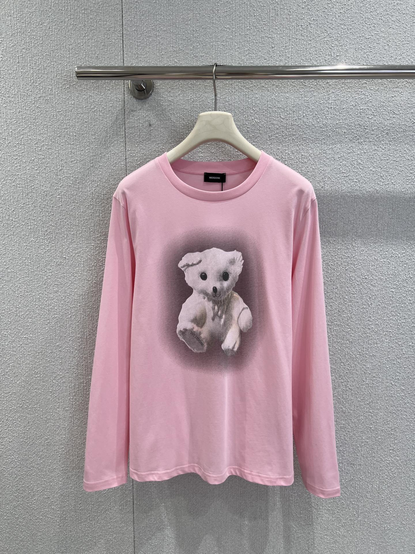 NO:547801,Support replacement We11don* 25Fw early autumn new style Bear letter printed long-sleeved T-shirt | Exclusive high-end product!  The front is a cute little bear with an old texture, with a cute look and a retro filter; the back is the brand's iconic three-dimensional letters, loose round neck and long sleeves, which are friendly to all kinds of body shapes. It can not only create the sweet and spicy feeling of missing bottoms, but also layered inside to highlight the layering. It is a universal brand for early autumn outfits. S/M/L real photos are available in stock, tees, t-shirt, alexander wang19860909支持换款 We11don* 25Fw早秋新款 小熊字母印花长袖T恤丨独家高版出品！正面是做旧质感的萌系小熊,神态憨态可掬,自带复古滤镜；背面是品牌标志性的立体字母,宽松圆领长袖版型,对各种身形友好,既能单穿打造下衣失踪的甜辣感,又能内搭叠穿凸显层次感,是早秋穿搭的万能牌.现货发售S/M/L实拍细节图,,tees，t-shirt,alexander wang,Women's clothing