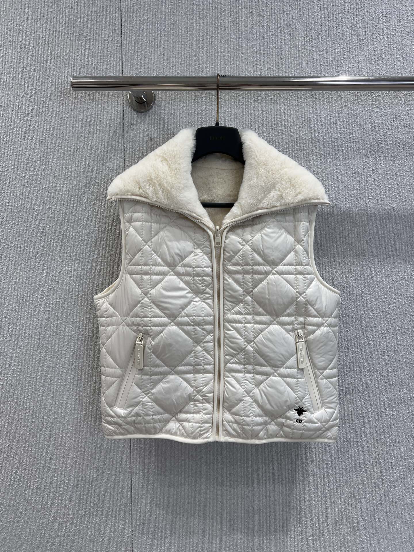 NO:548548,Support exchange Dio* 25Fw early autumn new style reversible rhombus vest丨Exclusive high-end version!  The classic elegance of rhombus quilting, the delicate rhombus pattern spreads on the off-white fabric, outlining a retro and modern silhouette; the plush lapel gently wraps around the neck, and the other side has a fluffy and soft suede texture, as if it is wearing clouds on the body; the continuation of the rhombus element at the neckline makes the two styles both different and hidden. One vest, two completely different style experiences. Ready-made S/M/L real shot details, dior, alexander wang19860909支持换款Dio* 25Fw早秋新款 两面穿菱格马甲丨独家高版出品！菱格绗缝的经典雅致,细腻的菱形纹路在米白色面料上铺开,勾勒出复古又摩登的轮廓；毛绒翻领温柔环绕颈部,另一面绒面质感蓬松柔软,仿佛将云朵穿在身上；领口处菱格元素的延续,让两面风格既有区分又暗藏呼应,一件马甲,两种截然不同的风格体验.现货发售S/M/L实拍细节图,,dior,alexander wang,Women's clothing