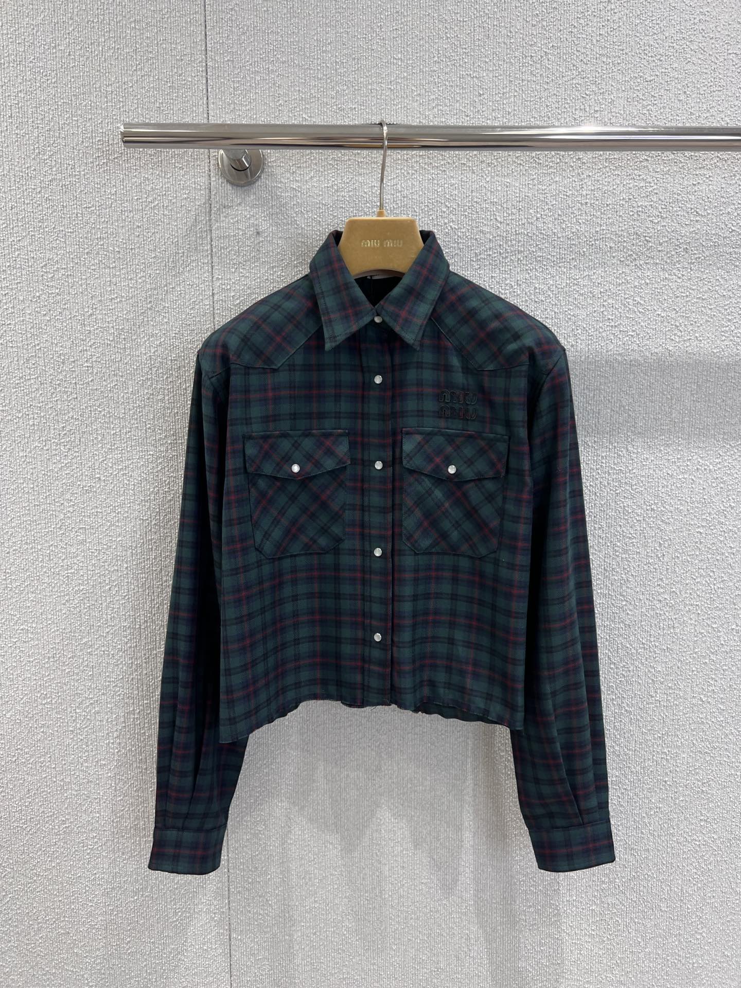 NO:547818,Support replacement MiuMi* 25Fw early autumn new style retro plaid short shirt丨Exclusive yb development!  High-end production!  The retro plaid intertwined with dark green and red-brown, comes with an American retro filter, which is visually retro and eye-catching; the fabric is crisp and textured, and the three-dimensional embroidered letters on the chest!  Short shoulder cut, classic lapel + double pocket design, retro feel full while adding practicality, single layering has highlights. S/M/L real shot details pictures are available in stock, miumiu, shirts, alexander wang19860909支持换款 MiuMi* 25Fw早秋新款 复古格纹短款衬衫丨独家yb开发！高版出品！深绿与红棕交织的复古格纹,自带美式复古滤镜,视觉上复古又吸睛；面料挺括有质感,胸口立体刺绣字母！短款落肩剪裁,经典翻领+双口袋设计,复古感拉满的同时又添实用性,单穿叠穿都有亮点.现货发售S/M/L实拍细节图,,miumiu,shirts,alexander wang,Women's clothing