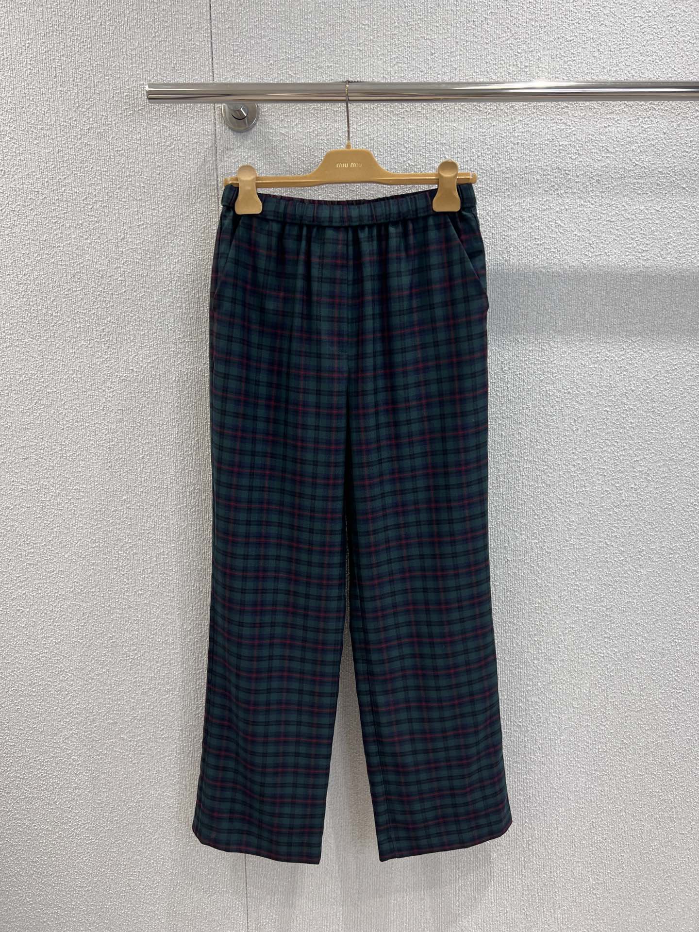 NO:547835,Support replacement MiuMi* 25Fw early autumn new style retro checked wool trousers | Exclusive yb development!  High-end production!  The wool worsted fabric is crisp and stylish, with a retro plaid intertwined with dark green and red and brown. It comes with a British retro filter, which is visually eye-catching but not ostentatious; the back waist is three-dimensional embroidered with a short plaid shirt in the same series, which makes the girl's casual and fashionable symbiosis!  S/M/L real photos, miumiu,shirts,alexander wang19860909支持换款 MiuMi* 25Fw早秋新款 复古格纹羊毛长裤丨独家yb开发！高版出品！羊毛精纺面料挺括有型,深绿与红棕交织的复古格纹,自带英伦复古滤镜,视觉上吸睛却不张扬；后腰立体刺绣,搭配同系列格纹短款衬衫,少女率性的时髦共生！现货发售S/M/L实拍细节图,,miumiu,shirts,alexander wang,Women's clothing